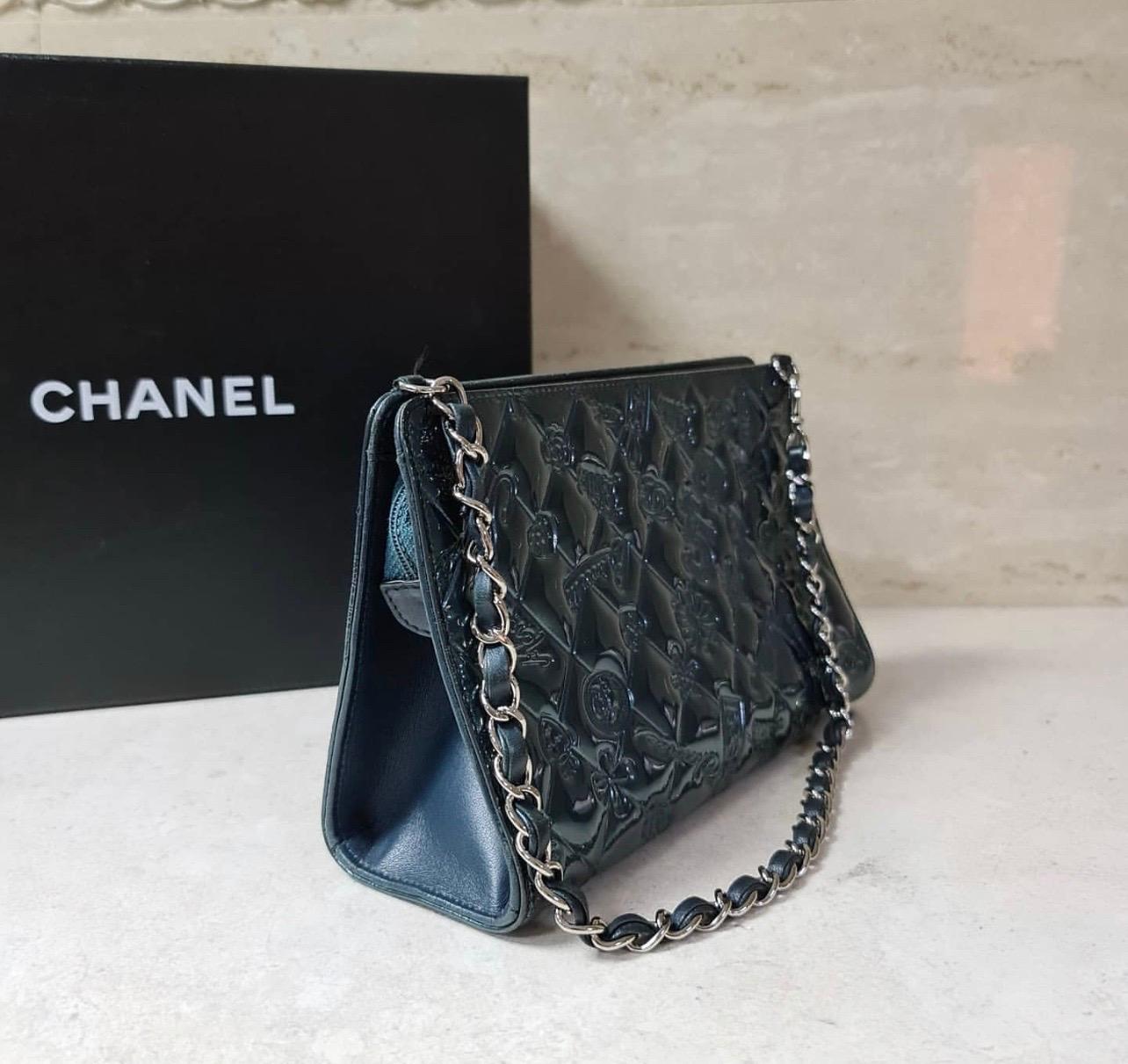 Special Edition Chanel No 5 Mademoiselle Monaco Biarritz Paris Patent Purse.
Rare teal color.


23*14 cm

Very good condition.  Have some dirty at the lining corner.

No original packaging.


For buyers from EU we can provide shipping from Poland.