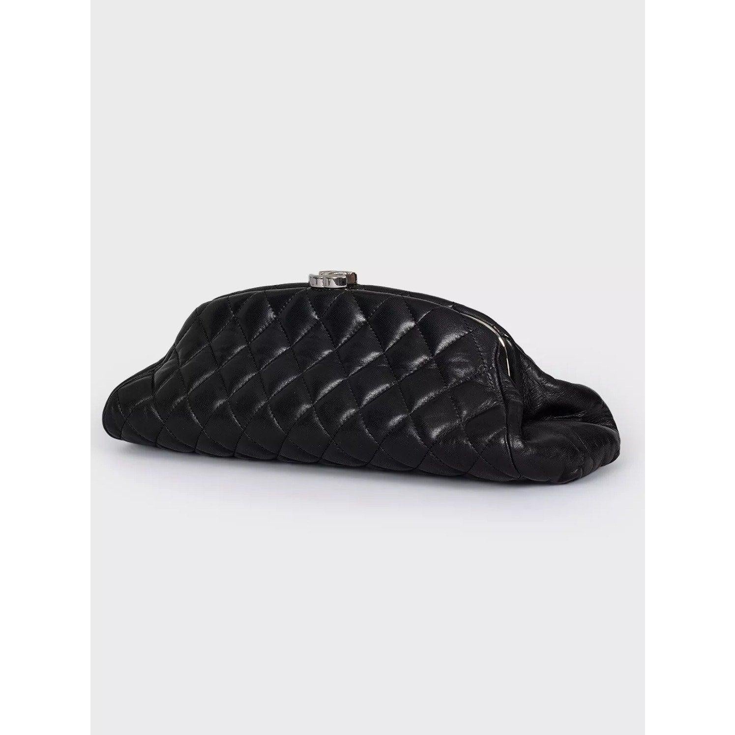 Eleganza per il tuo ensemble da sera con questa elegante pochette Chanel Mademoiselle! Realizzato in lussuosa pelle di vitello nera, questo pezzo senza tempo presenta l'iconica trapuntatura matelassé di Chanel e una splendida chiusura Coco Mark