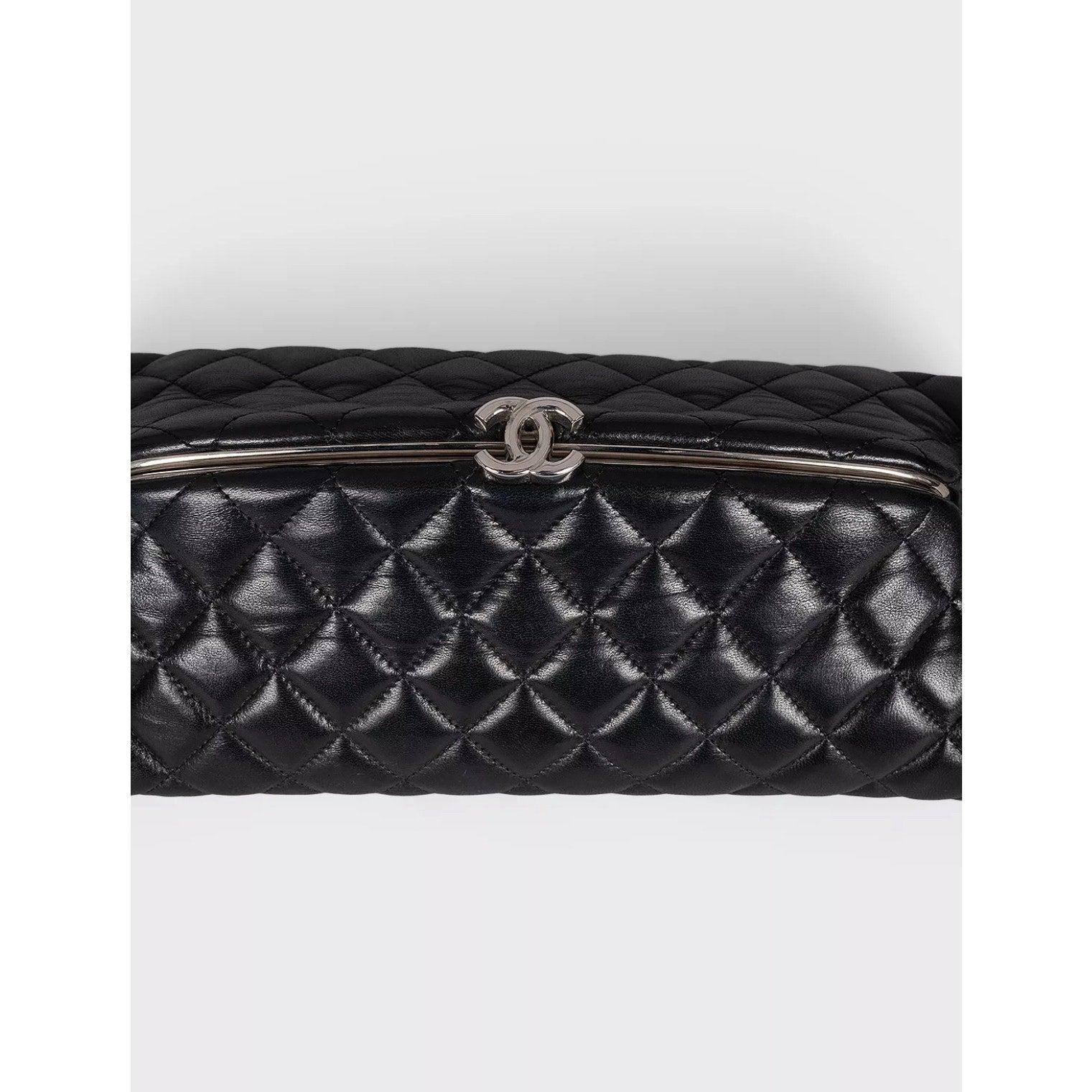 Donna Pochette Chanel Mademoiselle in pelle di vitello nera Coco Mark in vendita