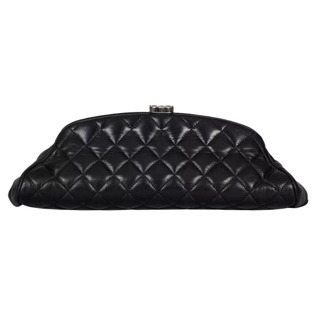 Pochette Chanel Mademoiselle in pelle di vitello nera Coco Mark in vendita