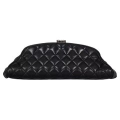 Pochette Chanel Mademoiselle in pelle di vitello nera Coco Mark