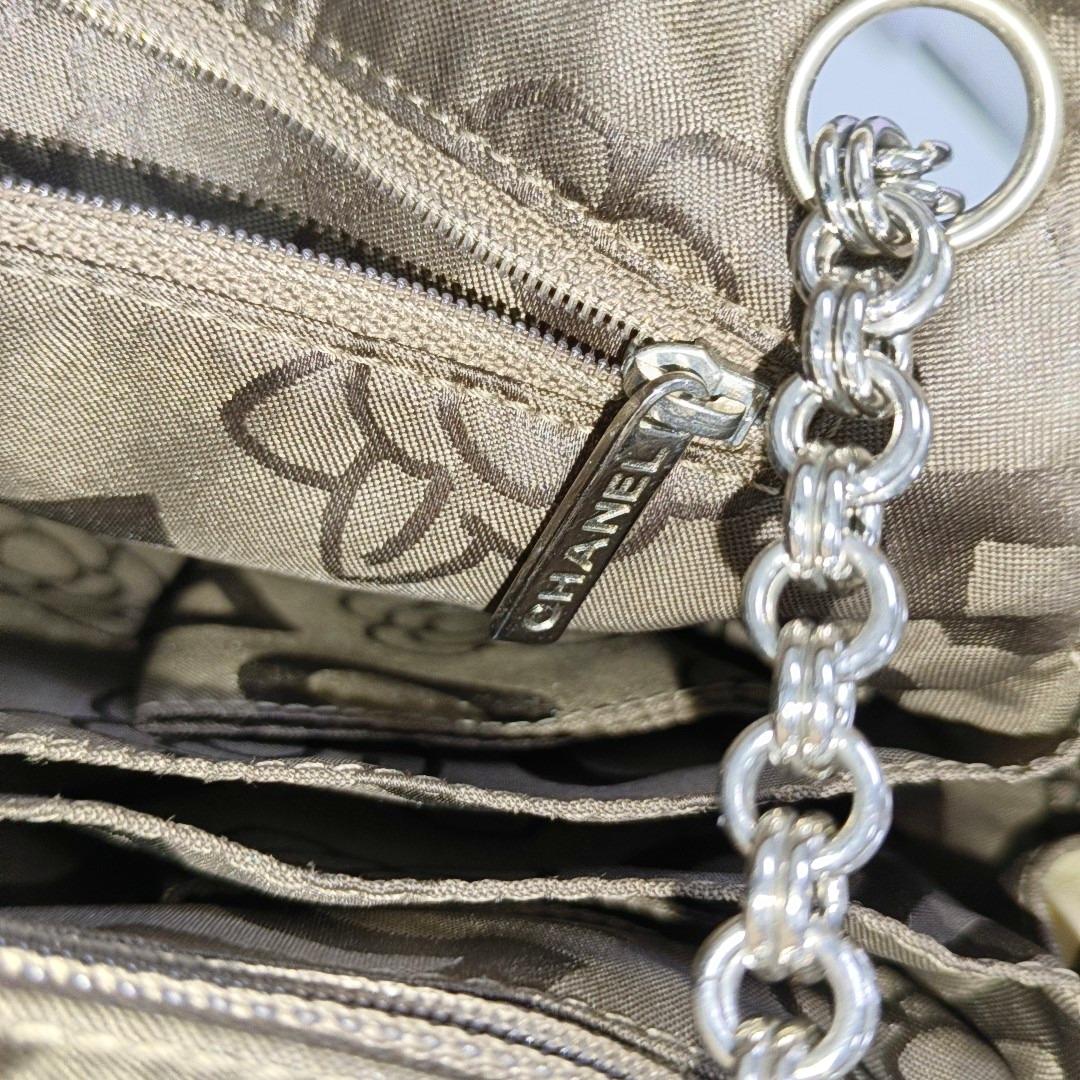 Chanel Mademoiselle Borsa fotografica cioccolato marrone scamosciato catena d'argento 2005-2006 9