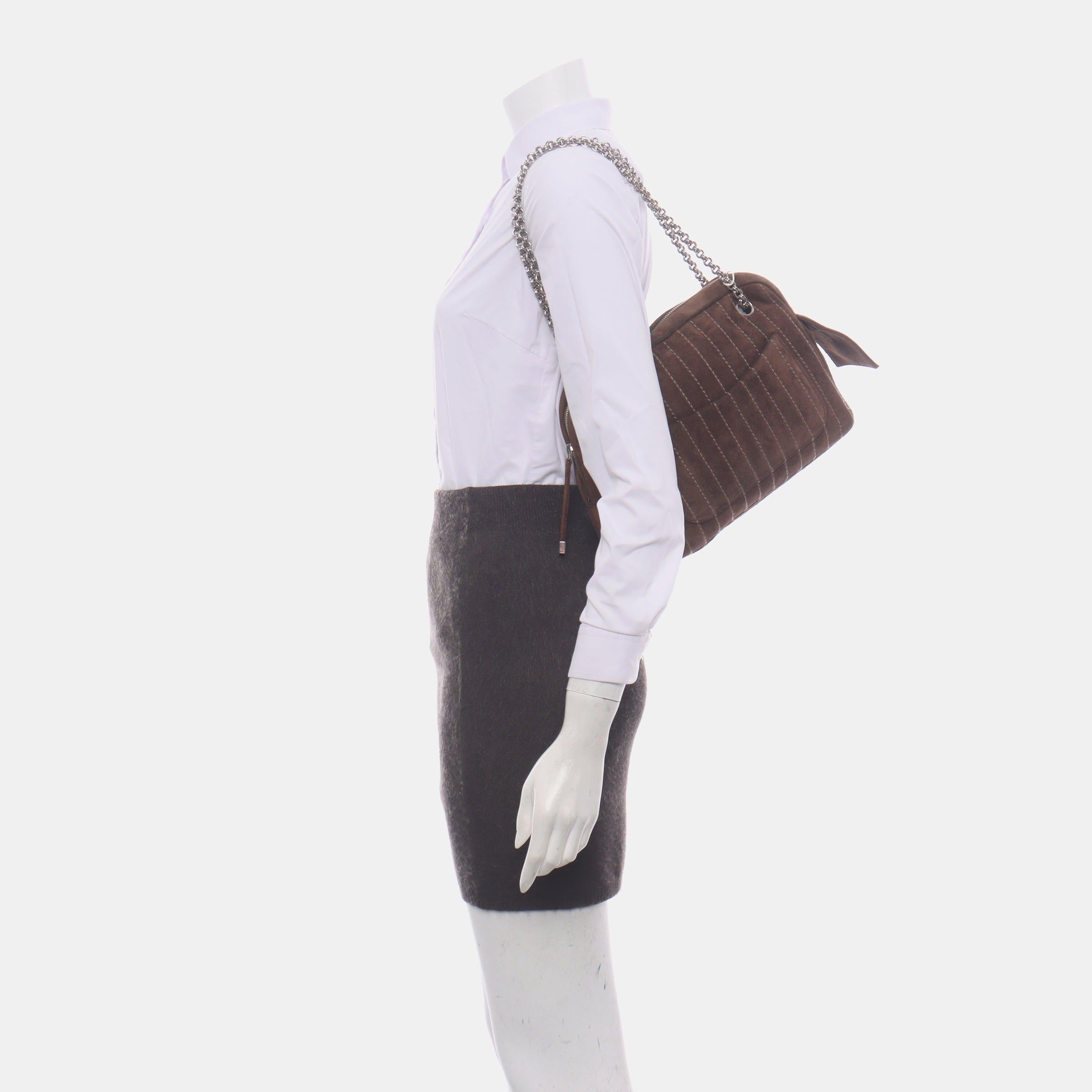 Chanel Mademoiselle Borsa fotografica cioccolato marrone scamosciato catena d'argento 2005-2006
 Queste sono foto professionali della borsa offerta da Luxbags.
 CONDIZIONI: OTTIME
 Questo articolo usato è in ottime condizioni con segni di usura.