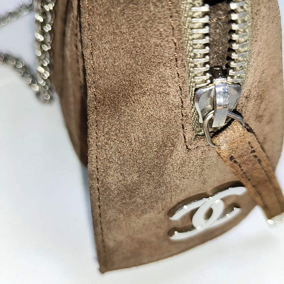 Chanel Mademoiselle Borsa fotografica cioccolato marrone scamosciato catena d'argento 2005-2006 4