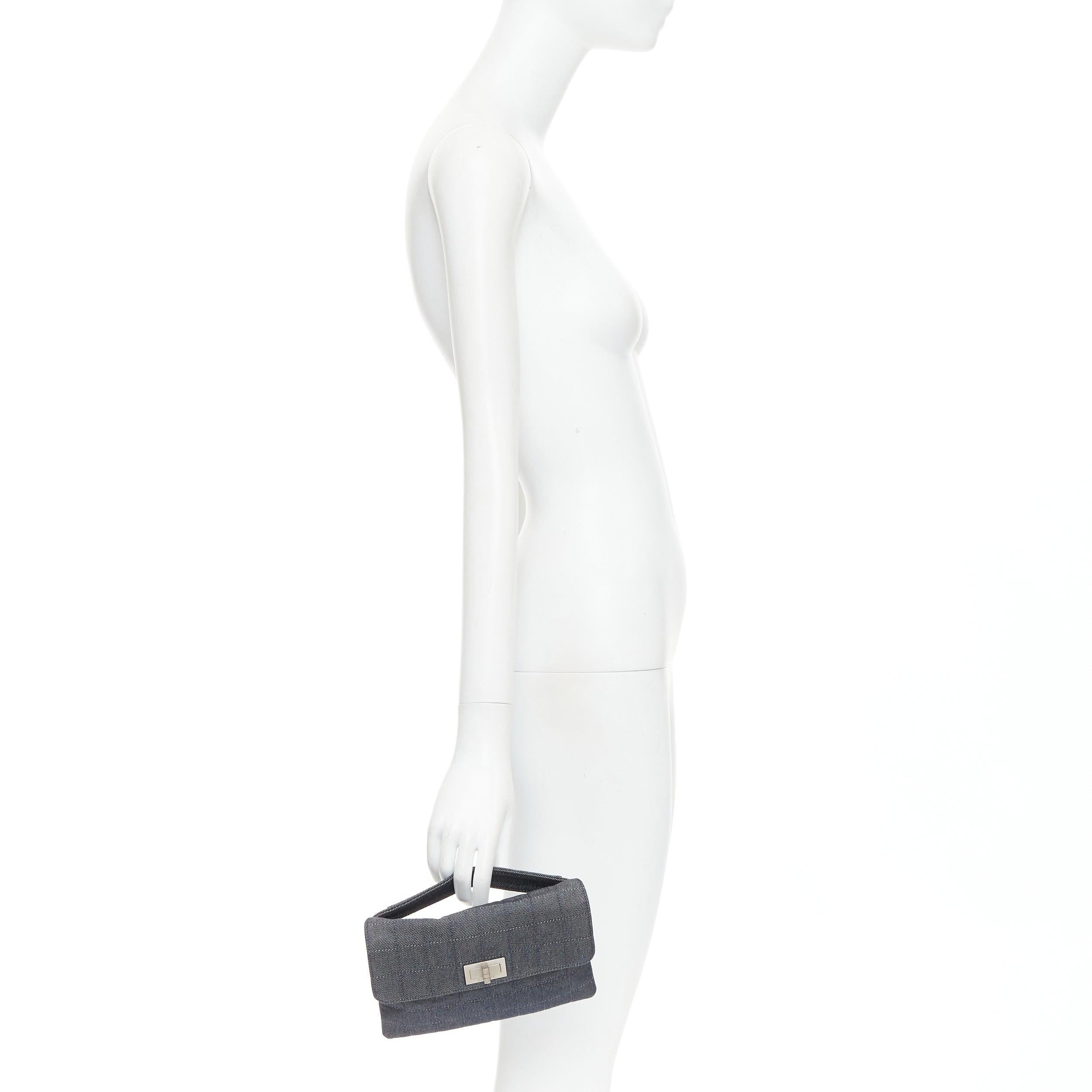 CHANEL Bolso de mano acolchado azul vaquero Mademoiselle Chocolate Bar
Referencia: TGAS/F00008
Marca: Chanel
Diseñador: Karl Lagerfeld
Model No: Mademoiselle Chocolate Bar Clutch
Material: Denim
Color: Azul, Plata
Patrón: Sólido
Cierre: