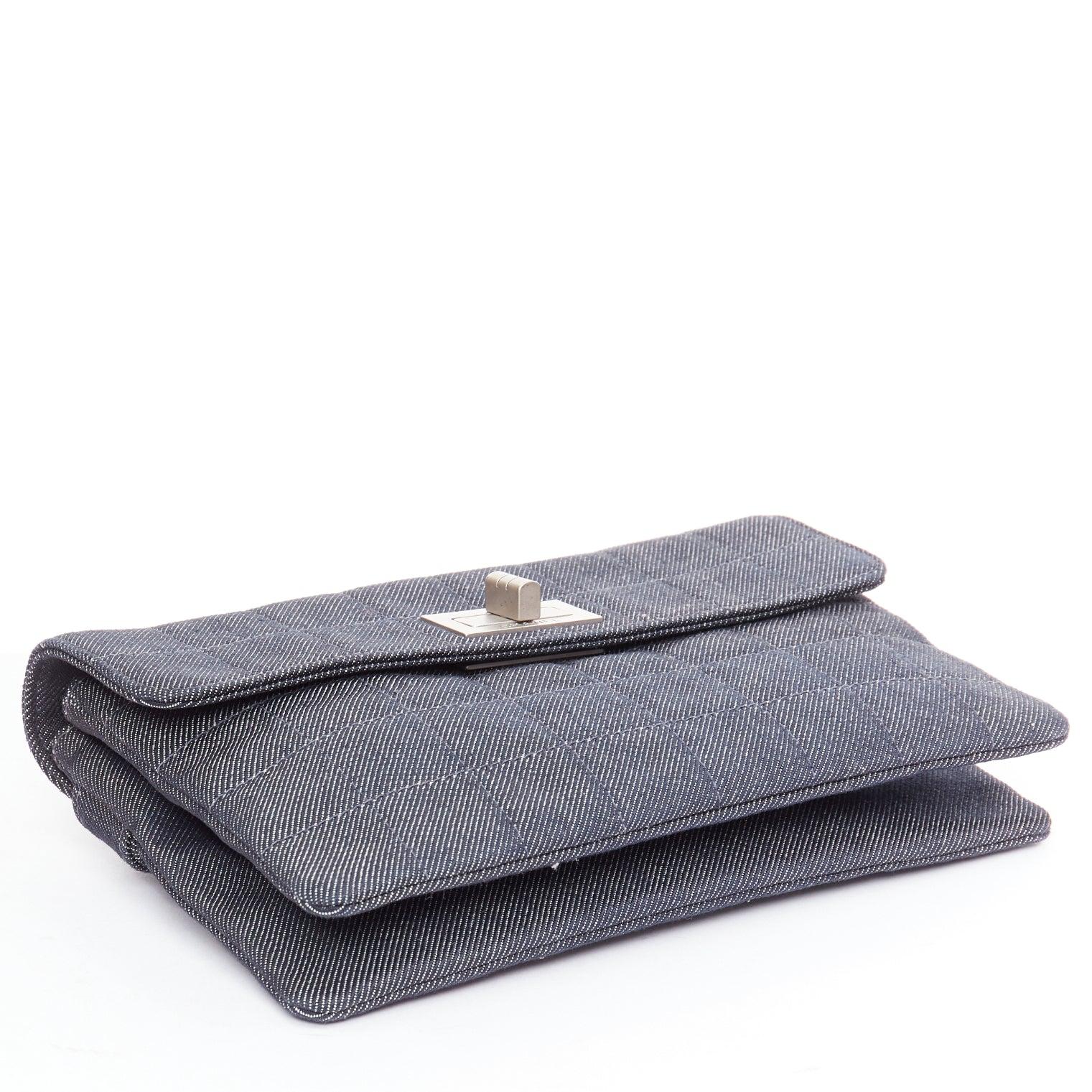De las mujeres CHANEL Bolso de mano acolchado azul vaquero Mademoiselle Chocolate Bar en venta
