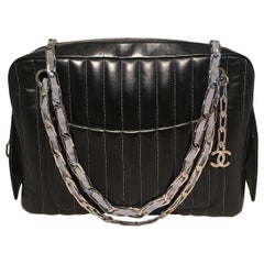 Chanel - MADEMOISELLE Ligne Verticale - Sac à caméra en cuir noir matelassé