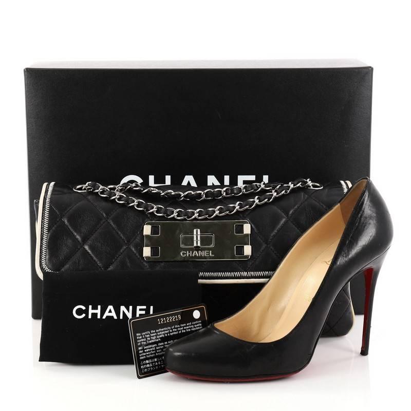 Cet authentique Chanel Mademoiselle Lock Flap Bag Quilted Lambskin East West est un design classique parfait pour un usage quotidien. Confectionné dans un luxueux cuir d'agneau noir matelassé de diamants:: avec des garnitures en cuir blanc et des