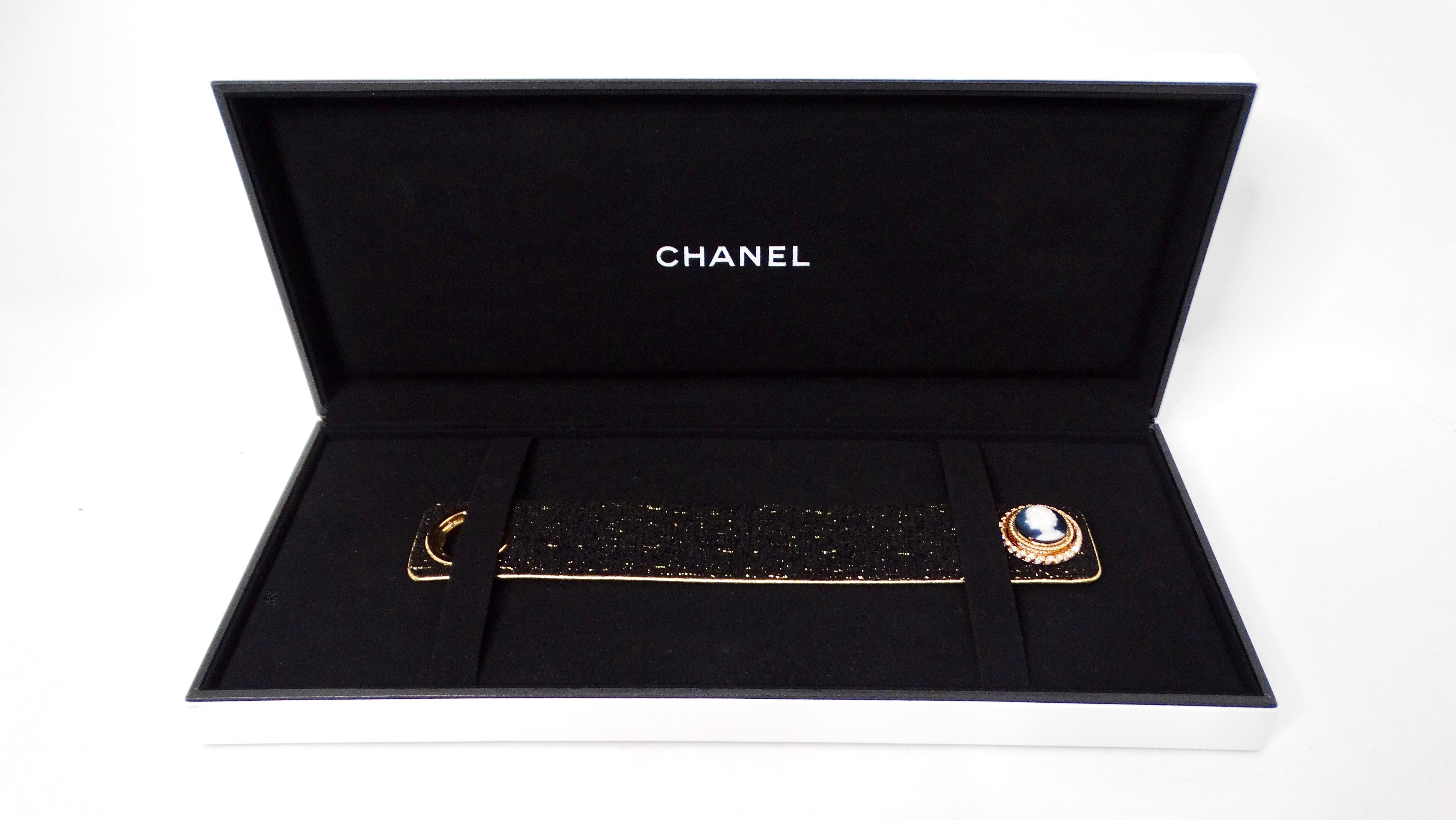 Chanel Mademoiselle Privé Bouton Camée Secret Orologio #1 di 5 in vendita 11