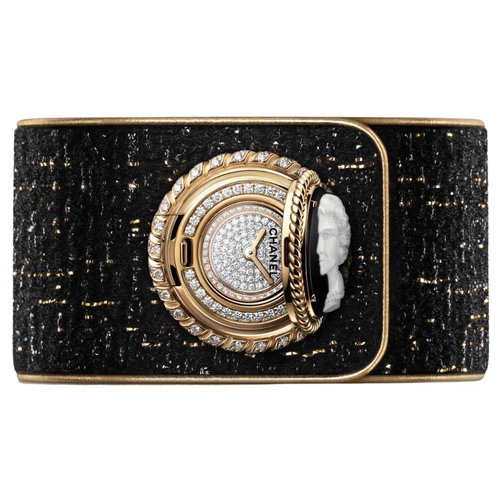 Il bottone è un pezzo unico di Chanel che originariamente compariva sul tailleur con la gonna, un'icona tra le icone. Il bottone Chanel è considerato un ornamento sia formale che funzionale, che valorizza con eleganza il contorno di giacche e