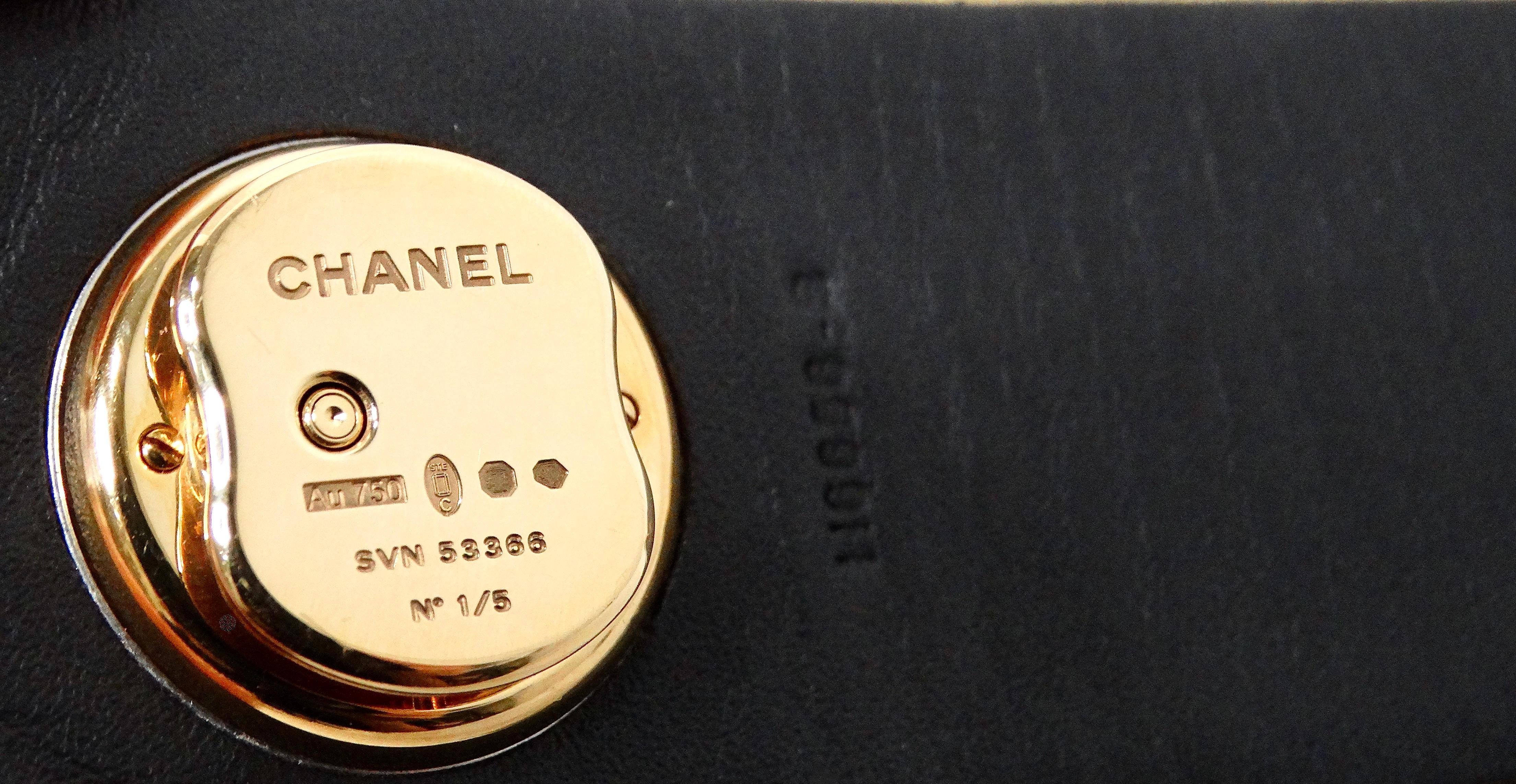 Chanel Mademoiselle Privé Bouton Camée Secret Orologio #1 di 5 in vendita 5