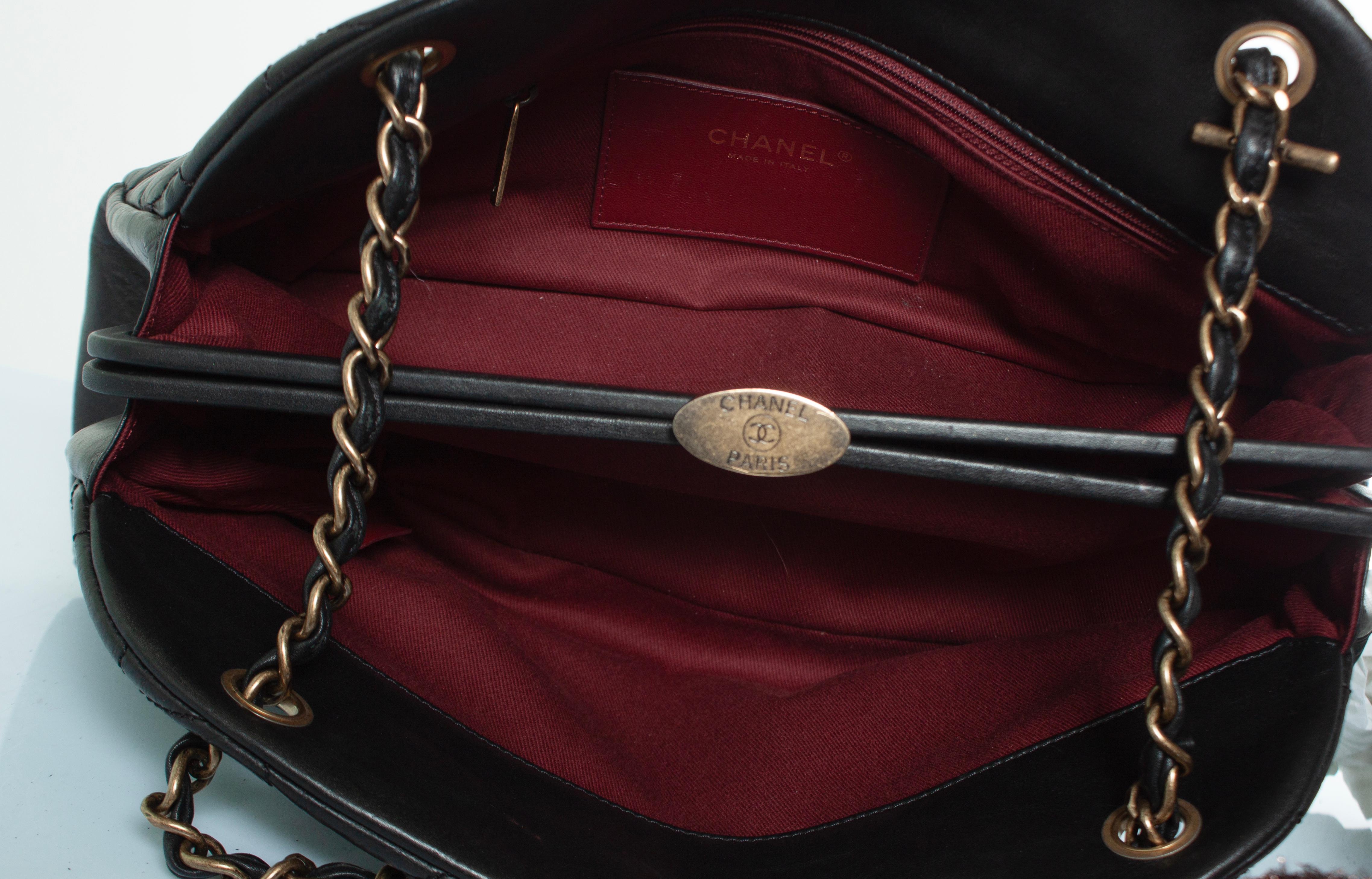 Chanel, bolso mademoiselle en negro en venta 5