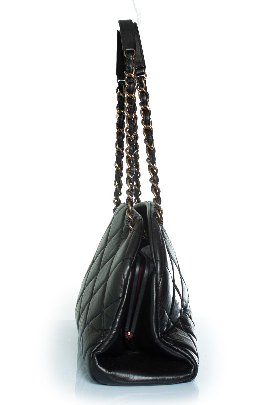 Chanel, bolso mademoiselle en negro en venta 7