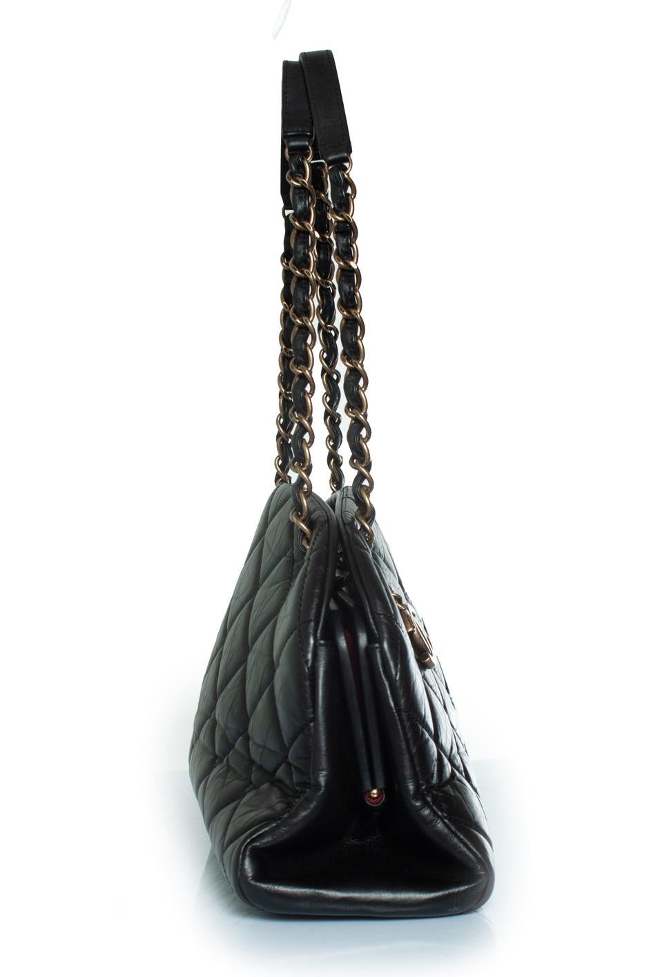 Chanel, bolso mademoiselle en negro en venta 8
