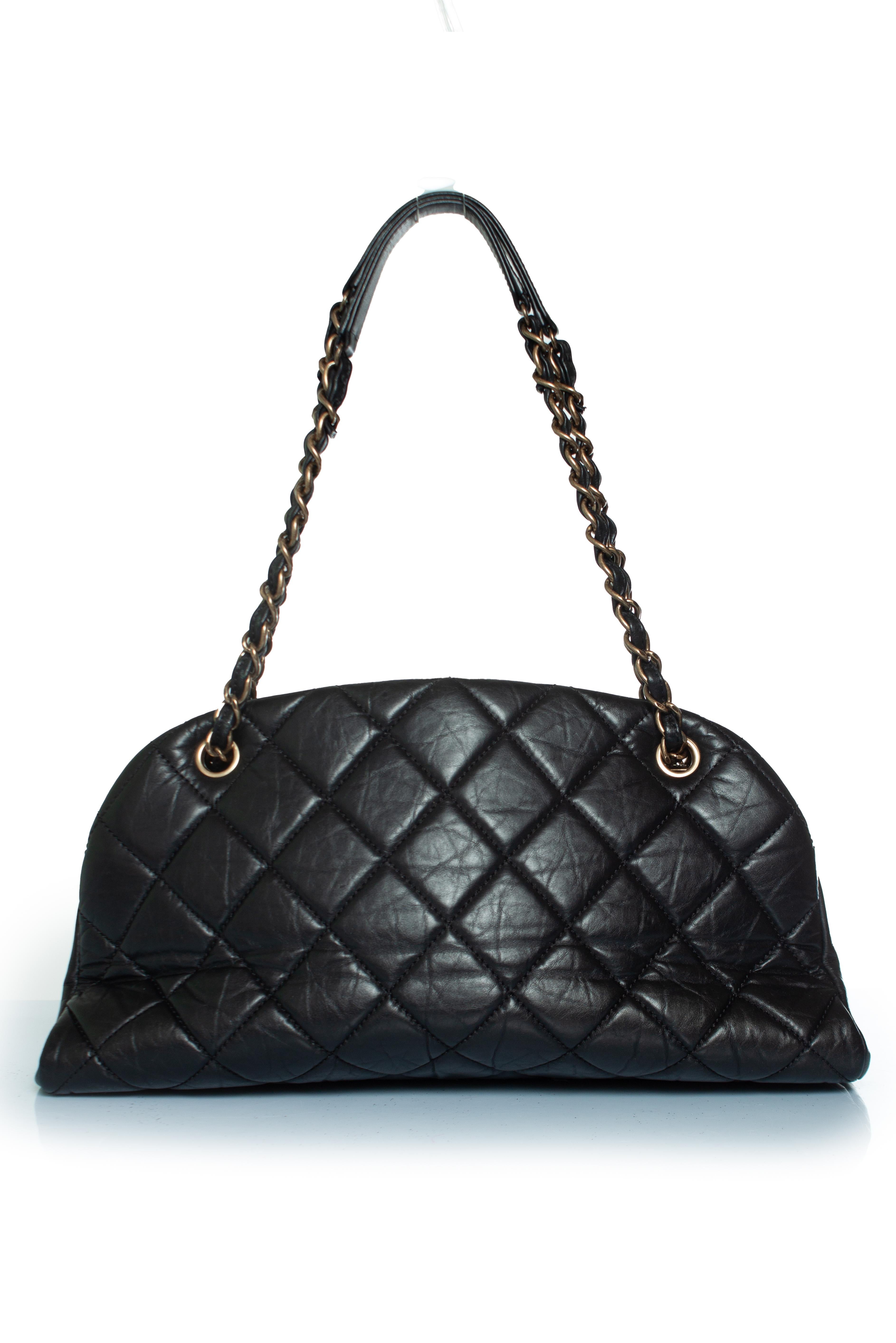 Chanel, bolso de hombro mademoiselle en negro. El artículo está en muy buen estado. Pequeña línea de pliegue en el cuero. Viene con pegatina de autenticidad. 

ESTADO: muy buen estado

MEDIDAS: altura 19 cm, anchura 37 cm, profundidad 11 cm, altura