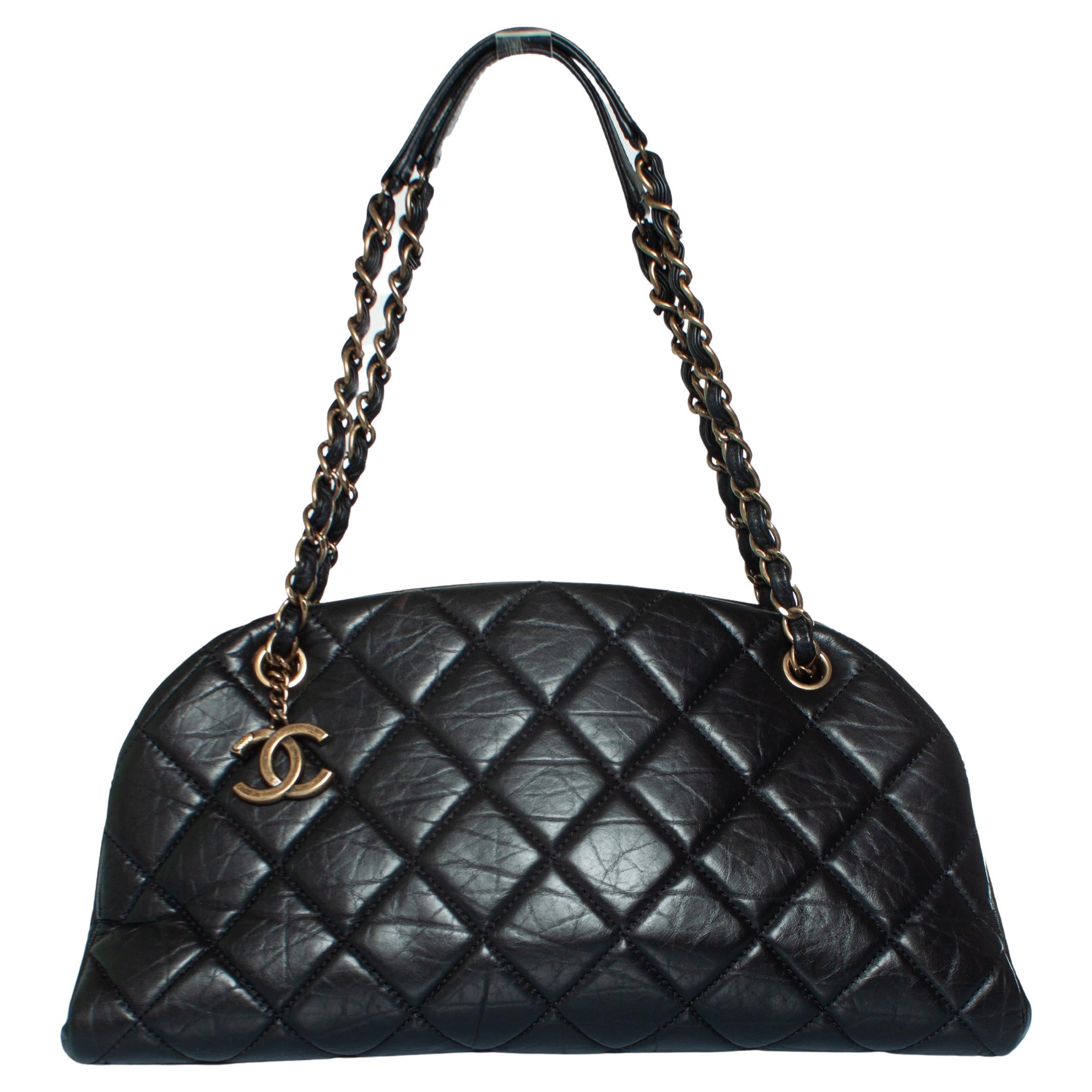 Chanel, bolso mademoiselle en negro en venta