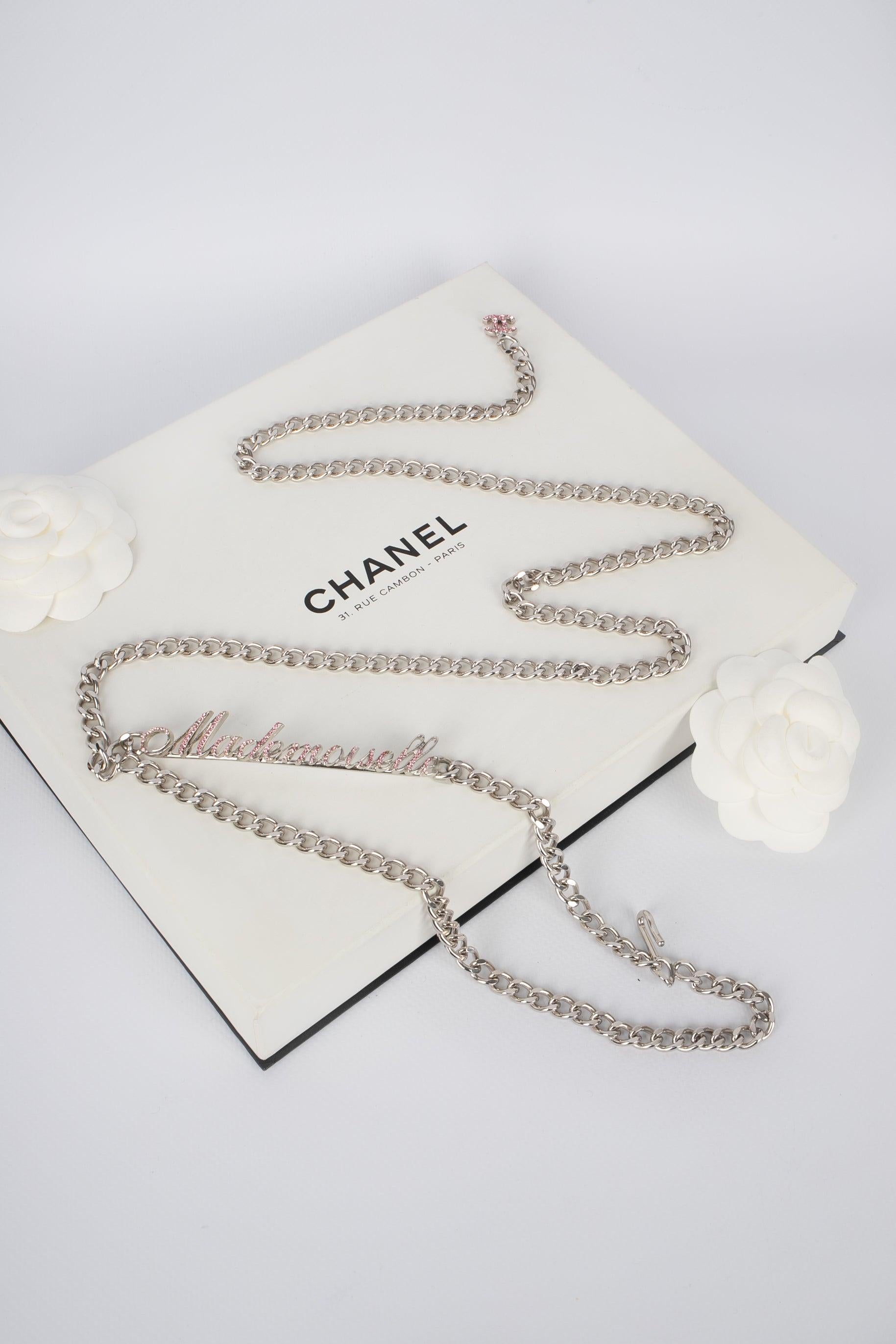 CHANEL - (Made in France) Silvery metal chain belt with pink rhinestones. 2002 Spring-Summer Collection.

Additional information: 
Condition: Very good condition 
Dimensions: Length: 97 cm

Seller Reference: CCB18