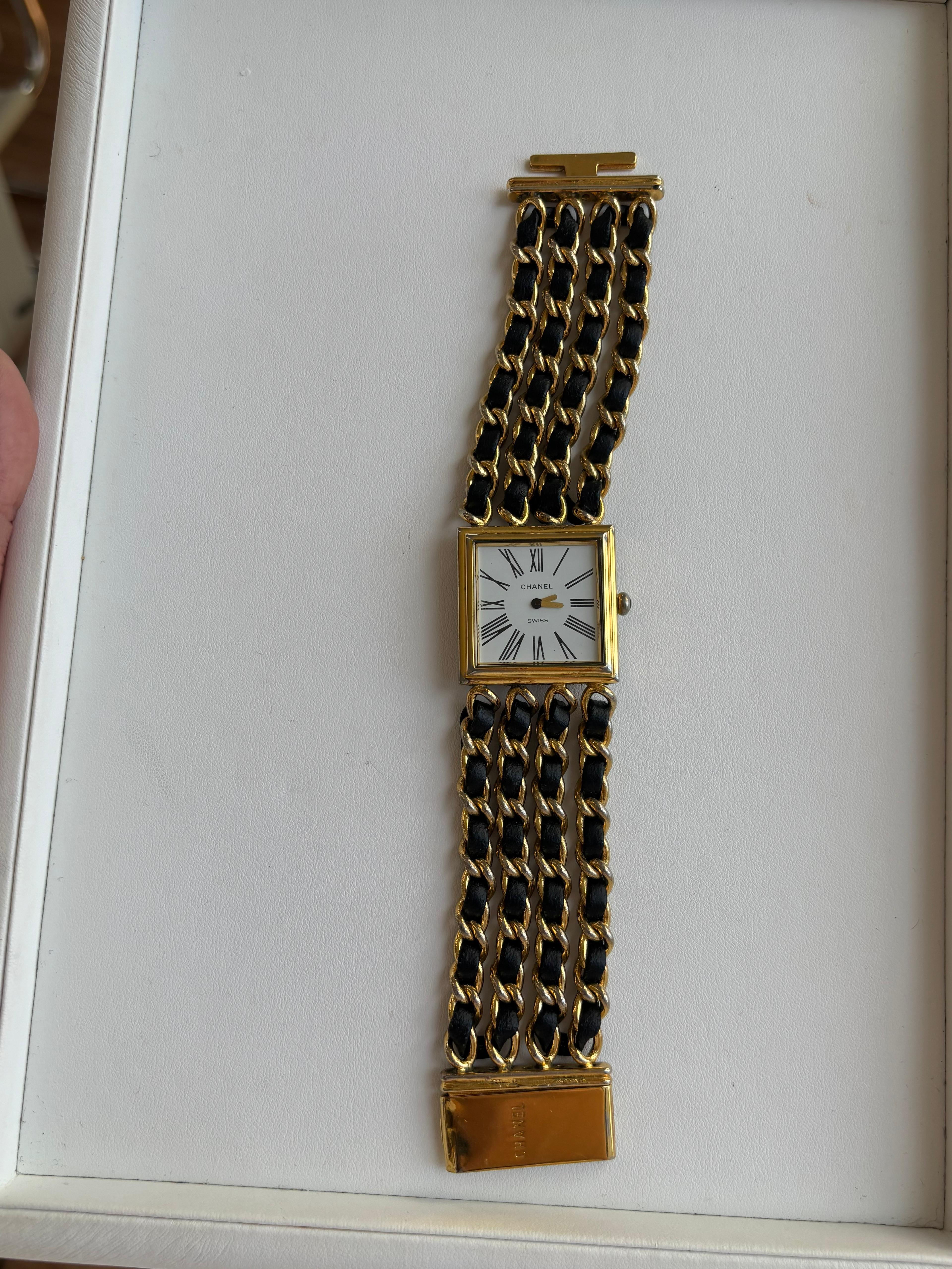 Reloj Chanel Mademoiselle Oro Amarillo 18K y Pulsera de Cadena de Piel Negra 9