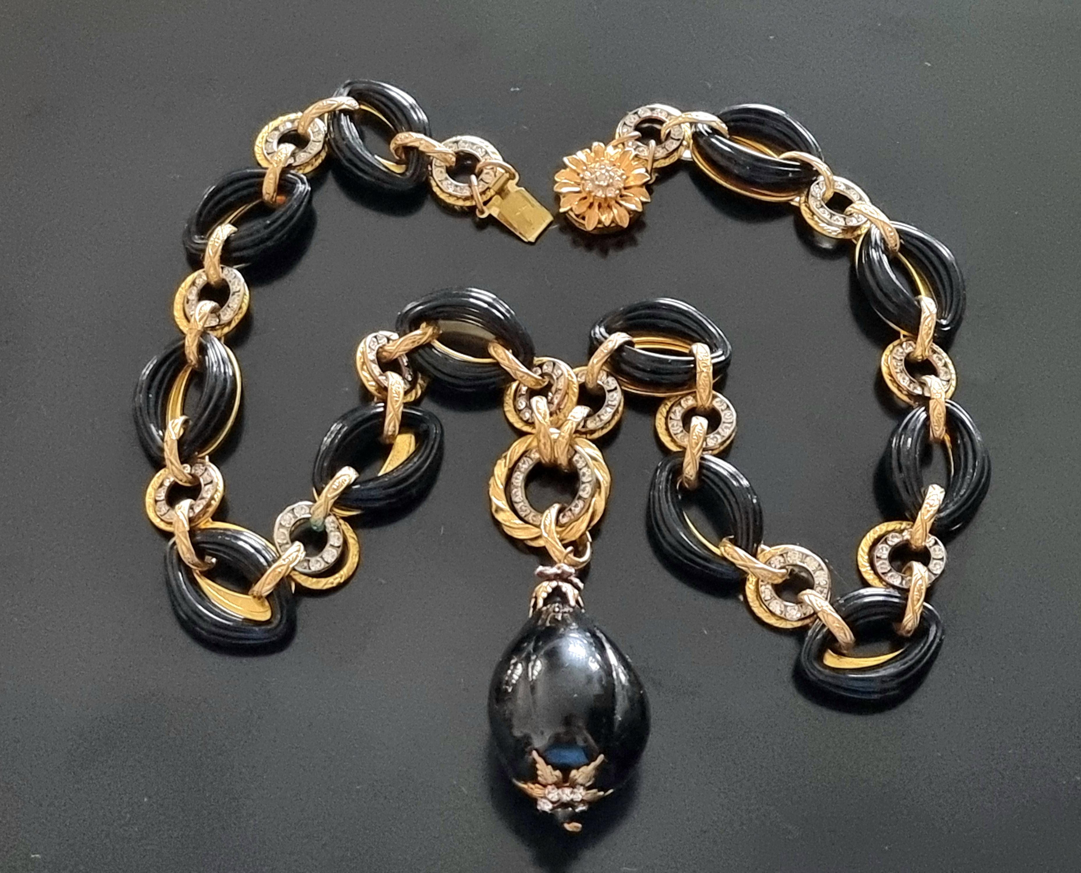 Magnificent NECKLACE with pendant, rhinestones,
vintage from the 60s,
attributed to Chanel,
total length (with clasp) 55 cm, length without clasp 52.5 cm,
pendant alone 5 cm, necklace weight 105 g,
very good state.

FR:
Magnifique COLLIER avec