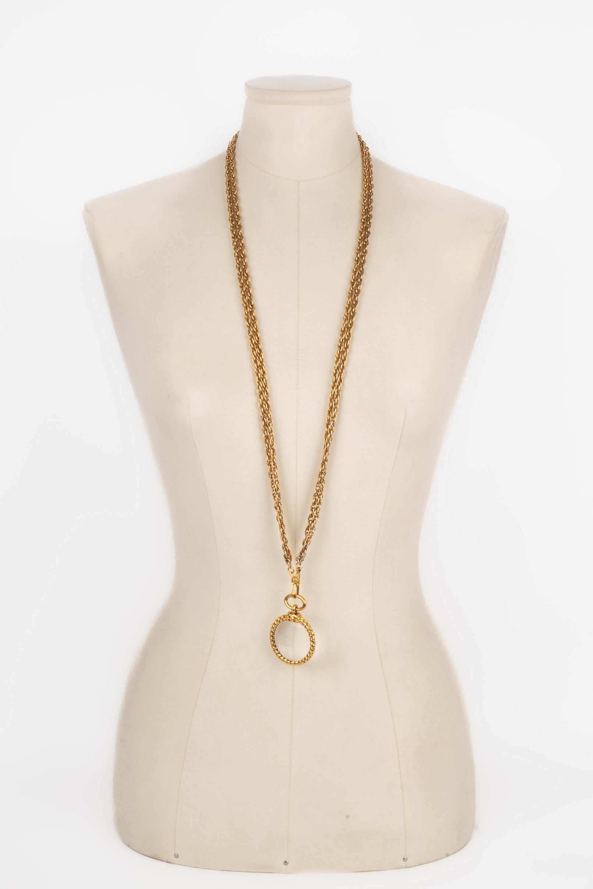 Chanel - (Made in France) Golden metal necklace with a magnifying glass pendant. 1982 Collection.

Additional information:
Condition: Very good condition
Dimensions: Length: 90 cm
Period: 20th Century

Seller Reference: CB271
