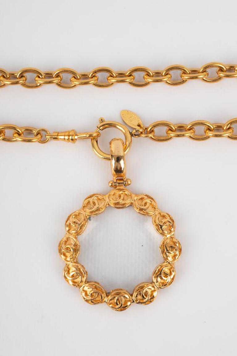 Chanel - (Made in France) Collier en métal doré avec un pendentif en forme de loupe. Bijoux des années 1980.

Informations complémentaires : 
Condit : Très bon état.
Dimensions : Longueur : 70 cm
Période : 20ème siècle

Référence du vendeur : CB219
