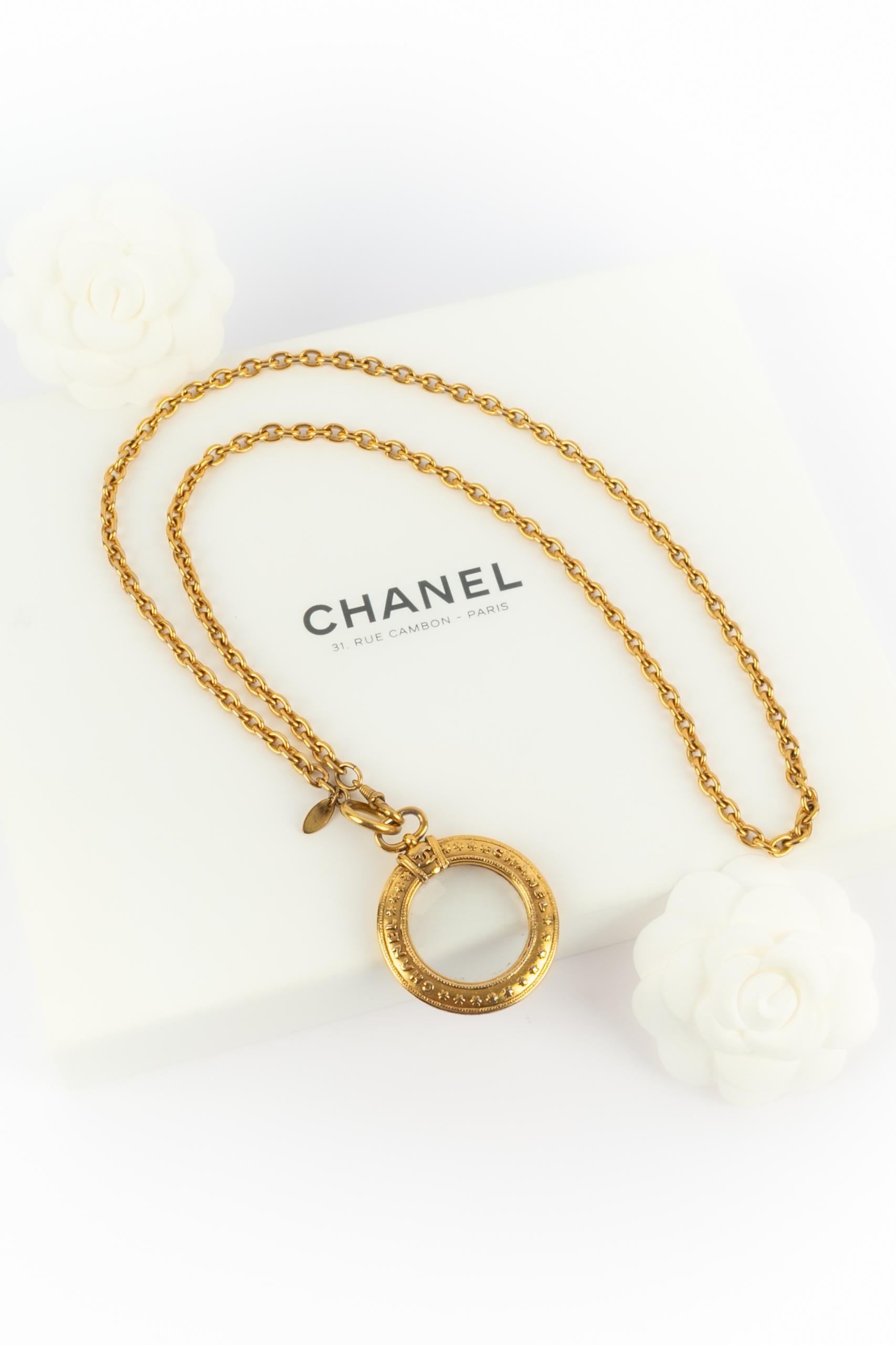 CHANEL - (Made in France) Golden metal chain necklace with a magnifying glass pendant. Jewelry from the 1980s.

Condition:
Very good condition

Dimensions:
Length: 87 cm

SKU:CB62