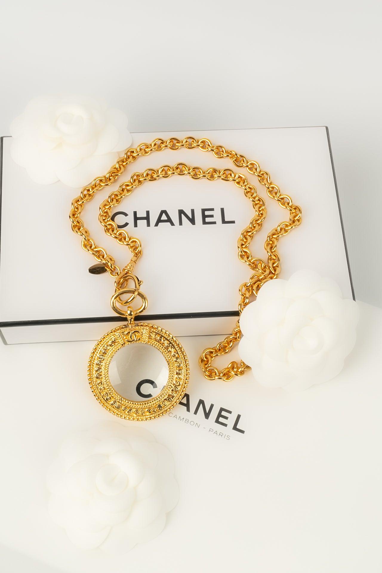 Chanel - (Made in France) Gold-plated metal necklace and burr pendant. Jewel from the 1980s.

Additional information:
Dimensions: Length: 70 cm - Diameter of the magnifying glass: 5.5 cm
Condition: Very good condition
Seller Ref number: CB24
