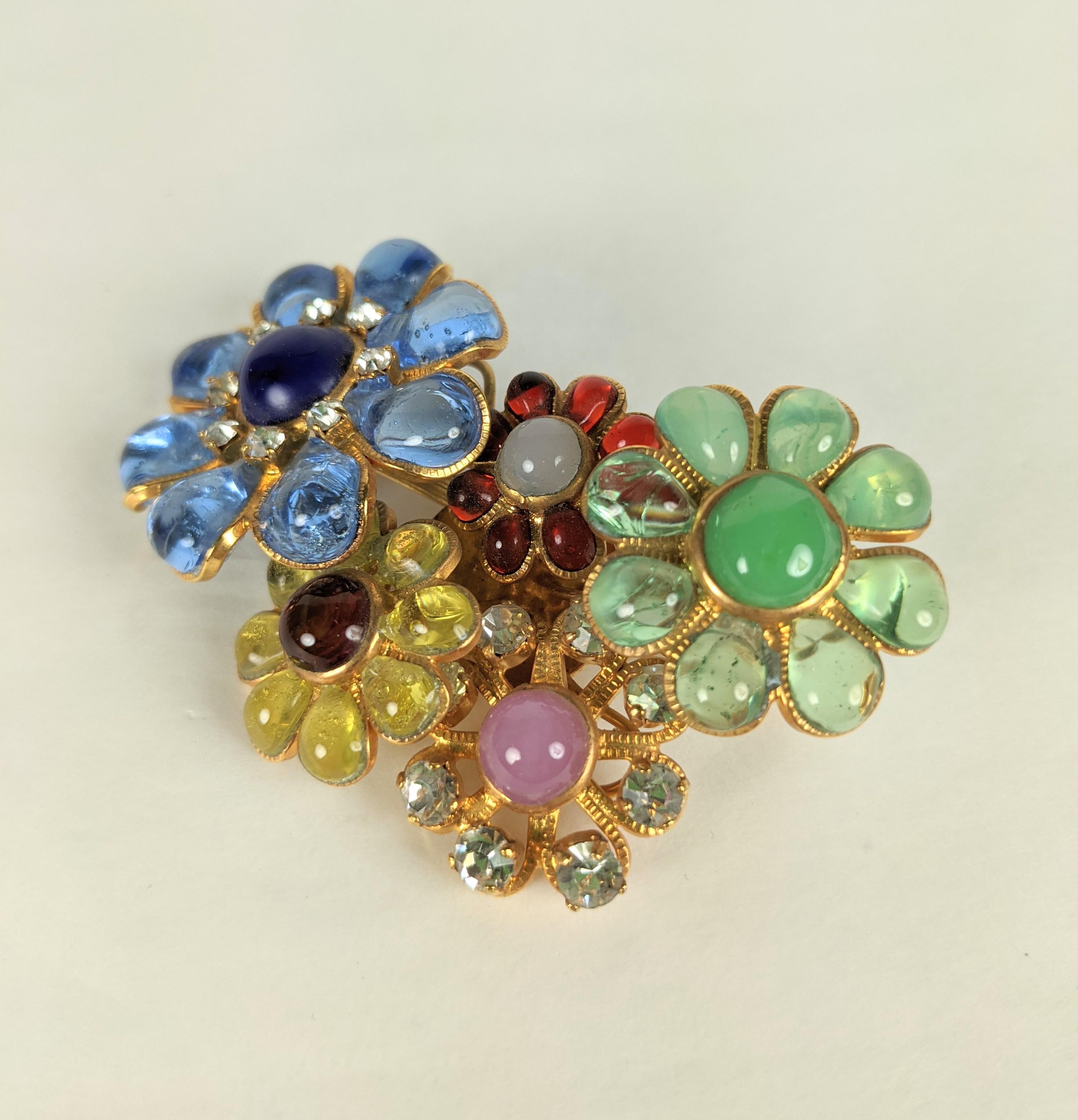 Hübsche Chanel Maison Gripoix Brosche mit mehreren Blumen und mehreren Schichten. Handgegossene Glasemaille in Juwelentönen, eingefasst in vergoldetes Bronzemetall mit Kristallstrass-Akzenten.
Ausgezeichneter Zustand, unsigniertes Laufstegmodell.