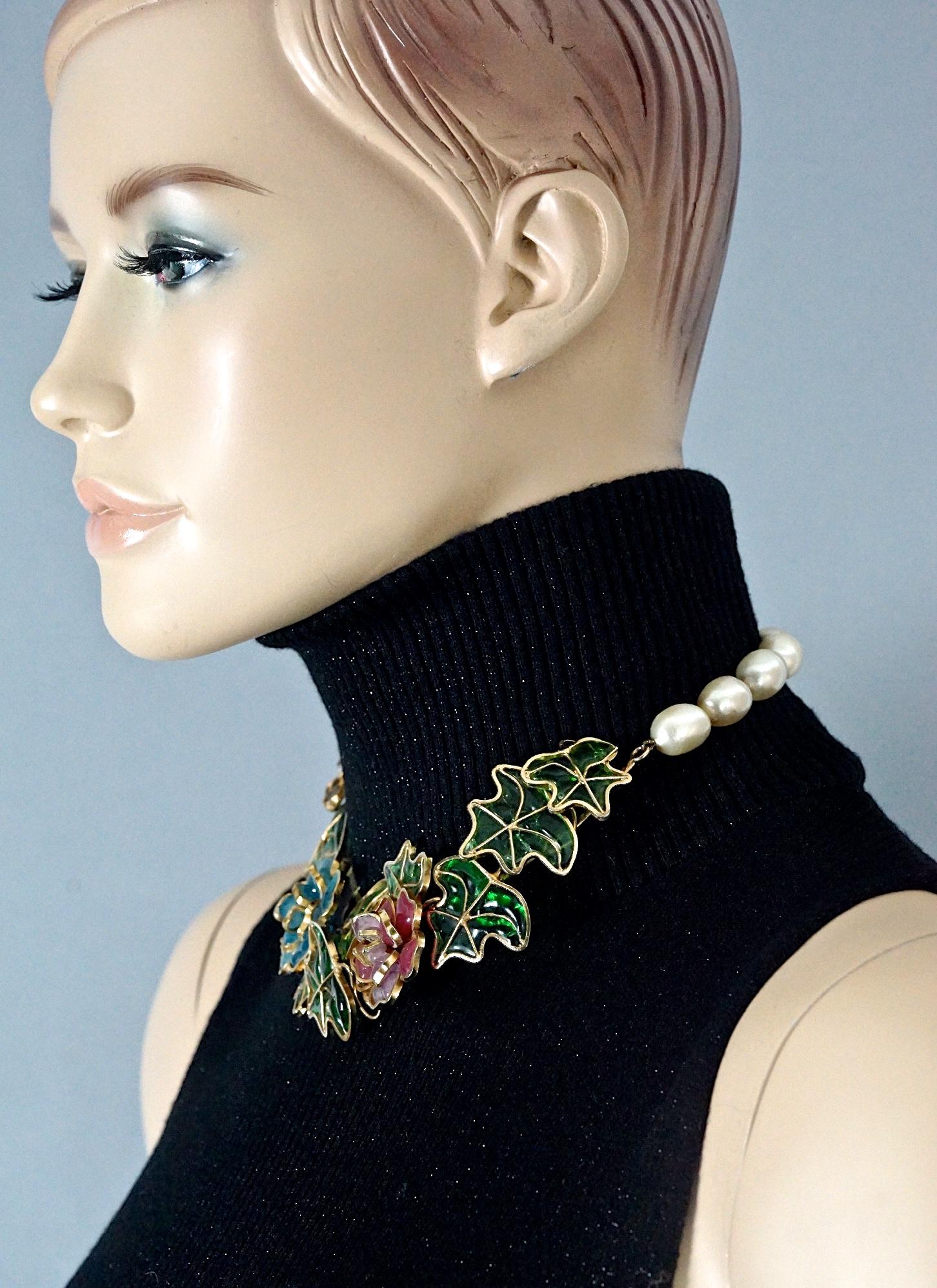 CHANEL MAISON GRIPOIX Poured Glass Flowers and Baroque Pearls Choker Necklace

Measurements:
Height: 1.57 inches (4 cm)
Wearable Length: 13.77 inches (35 cm)

Features:
- 100% Authentic CHANEL by MAISON GRIPOIX.
- Colourful floral centrepiece in