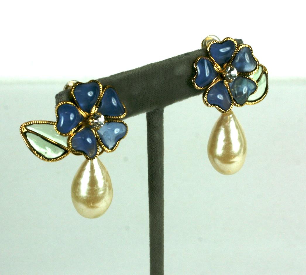 Chanel Maison Gripoix romantic flower ear clips of sapphire and pale emerald poured glass enamel. Set in gilt bronze with handmade Gripoix glass teardrop pearl and crystal rhinestone accents. Unsigned runway model. Clip back fittings.
Excellent