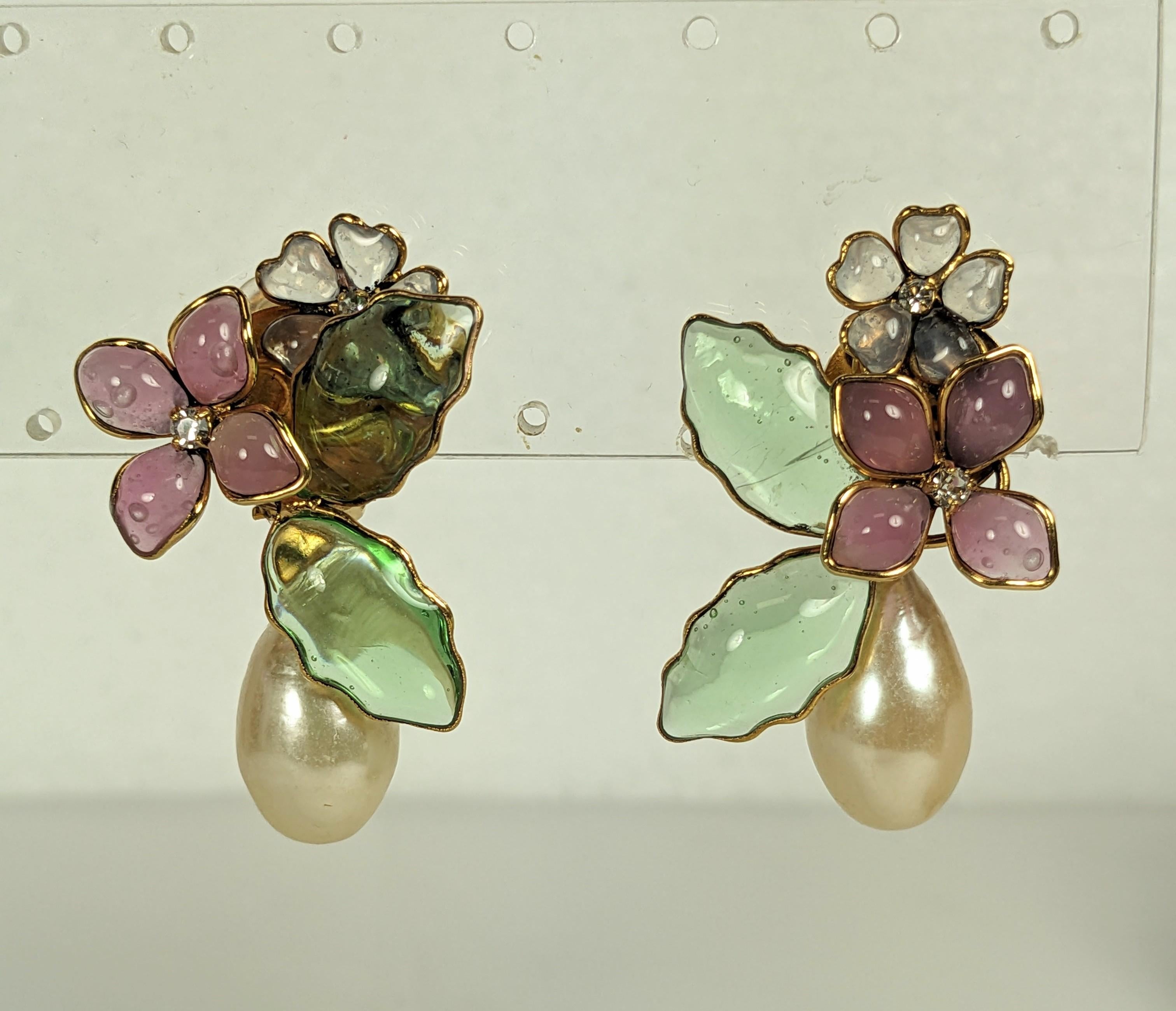 Chanel Maison Gripoix románticos clips para las orejas en forma de flor de esmalte rosa, ópalo pálido y esmeralda. Engastada en bronce dorado con centros de perlas lágrima de cristal Gripoix hechas a mano y flores de strass de cristal. Hecho a mano