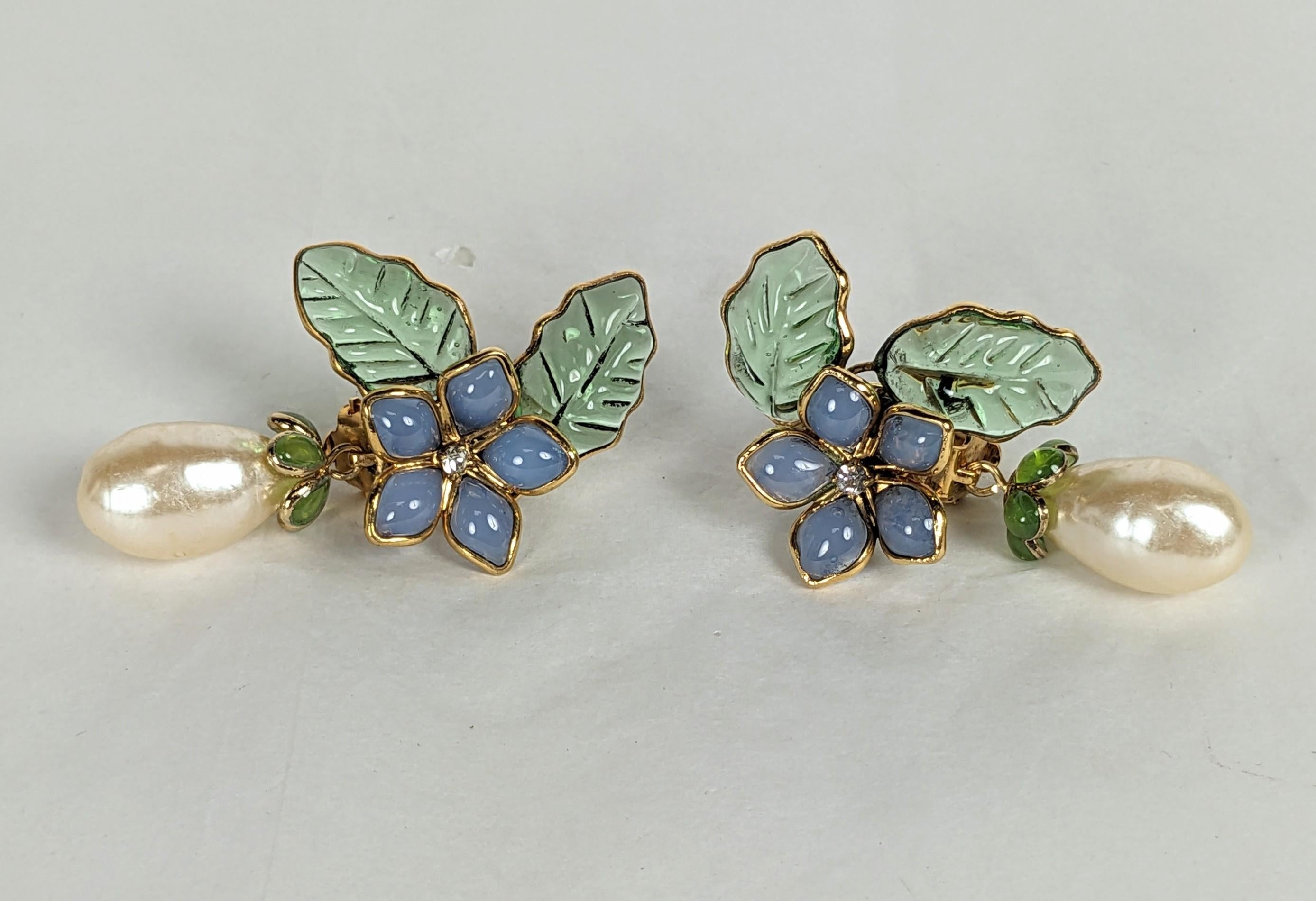 Maison Gripoix for Chanel, romantici fermagli per orecchie in vetro colato blu opale con smalto in vetro colato color smeraldo e lime chiaro. Incastonata in bronzo dorato con perla a goccia in vetro Gripoix fatta a mano, con cappuccio in vetro