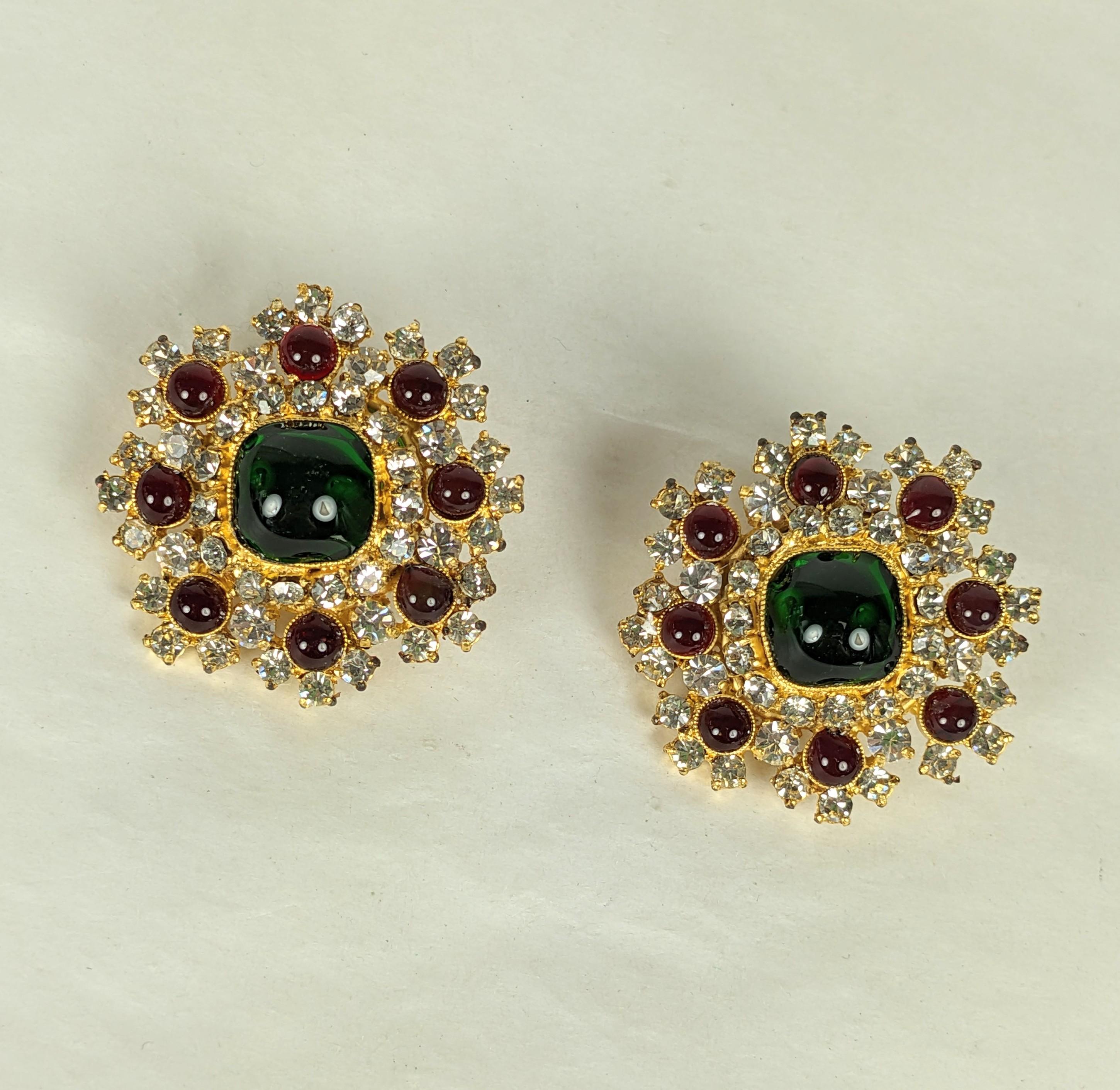 Elegante Chanel Maison Gripoix Ohrringe mit Rubin und Smaragd aus Pate de Verre. Vollständig handgefertigtes, unsigniertes Laufstegmuster aus den 1980er Jahren. 
Frankreich. 1,5