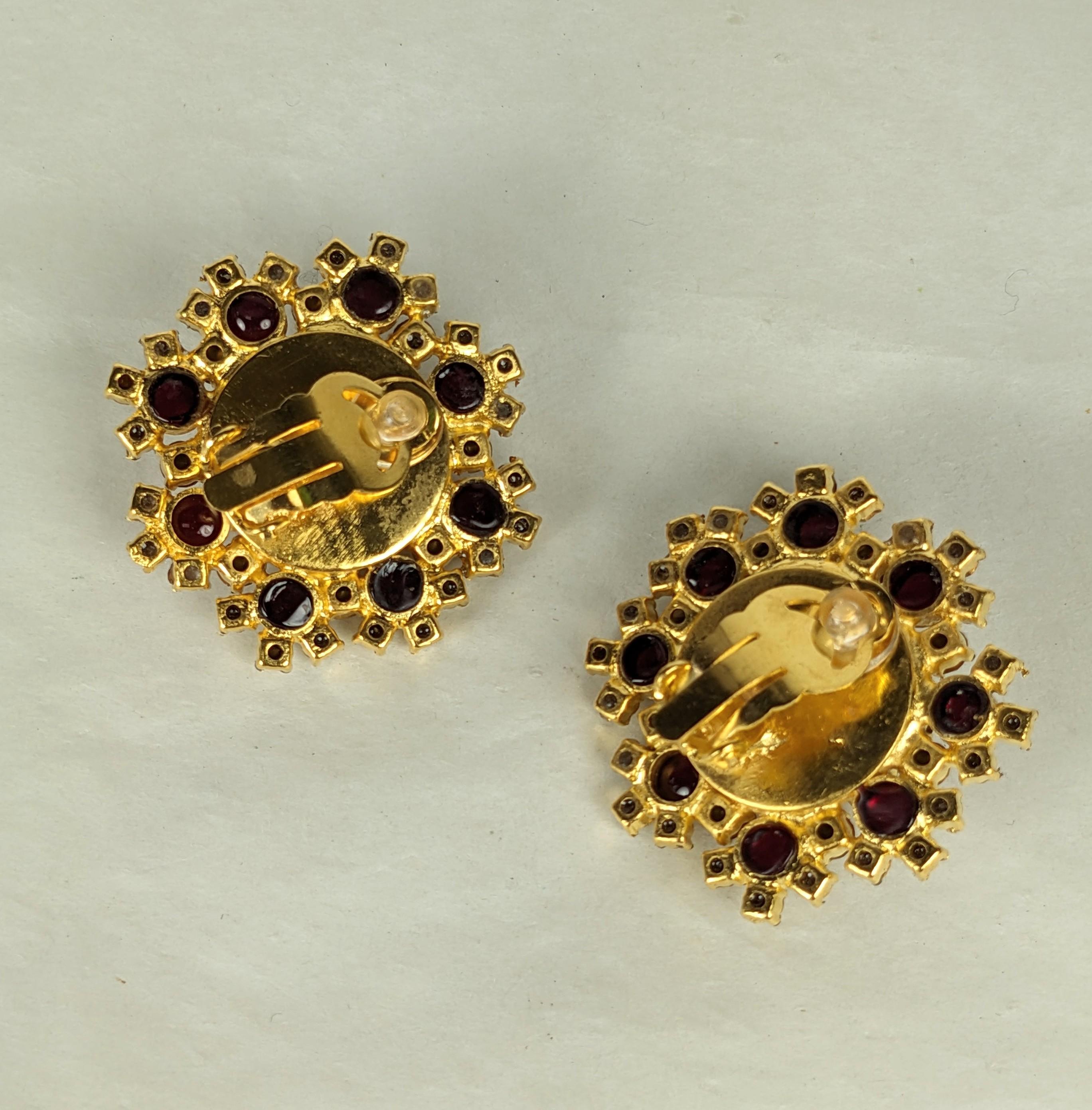 Chanel Maison Gripoix Rubin und Smaragd Pate de Verre Ohrringe (Kunsthandwerker*in) im Angebot