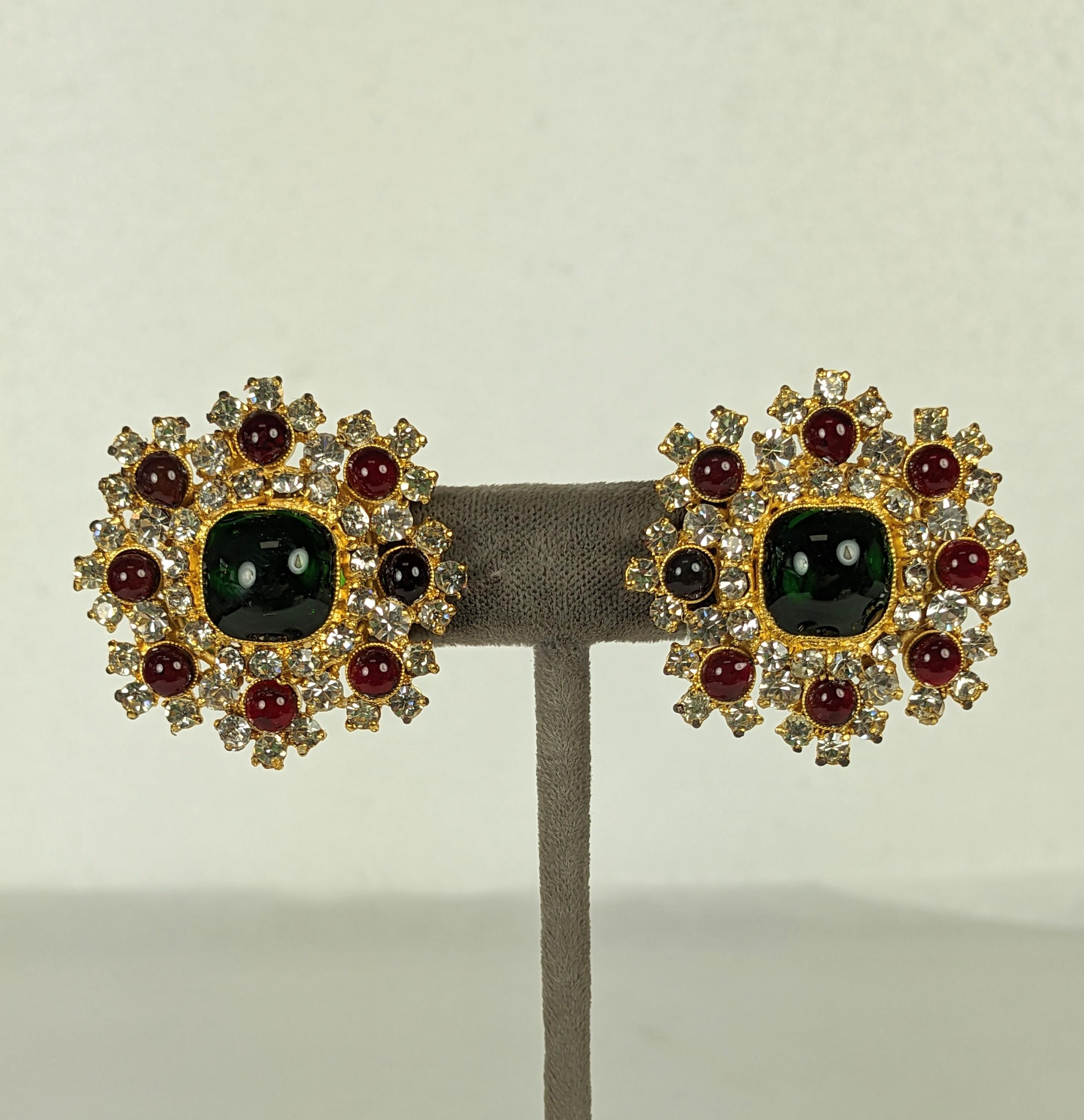 Chanel Maison Gripoix Rubin und Smaragd Pate de Verre Ohrringe im Zustand „Gut“ im Angebot in New York, NY