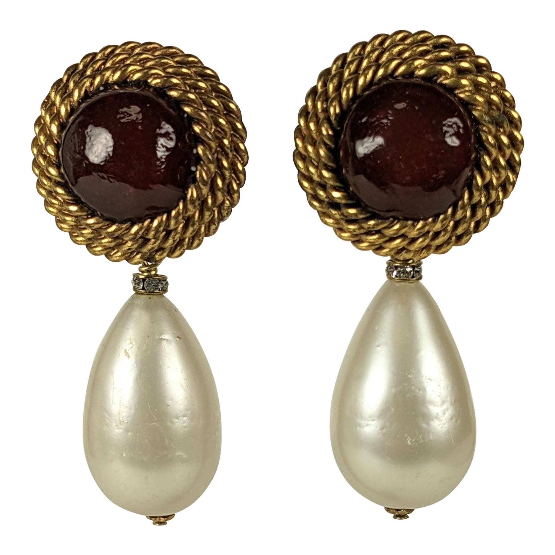 Maison Gripoix Boucles d'oreilles en pâte de verre et fausses perles rubis