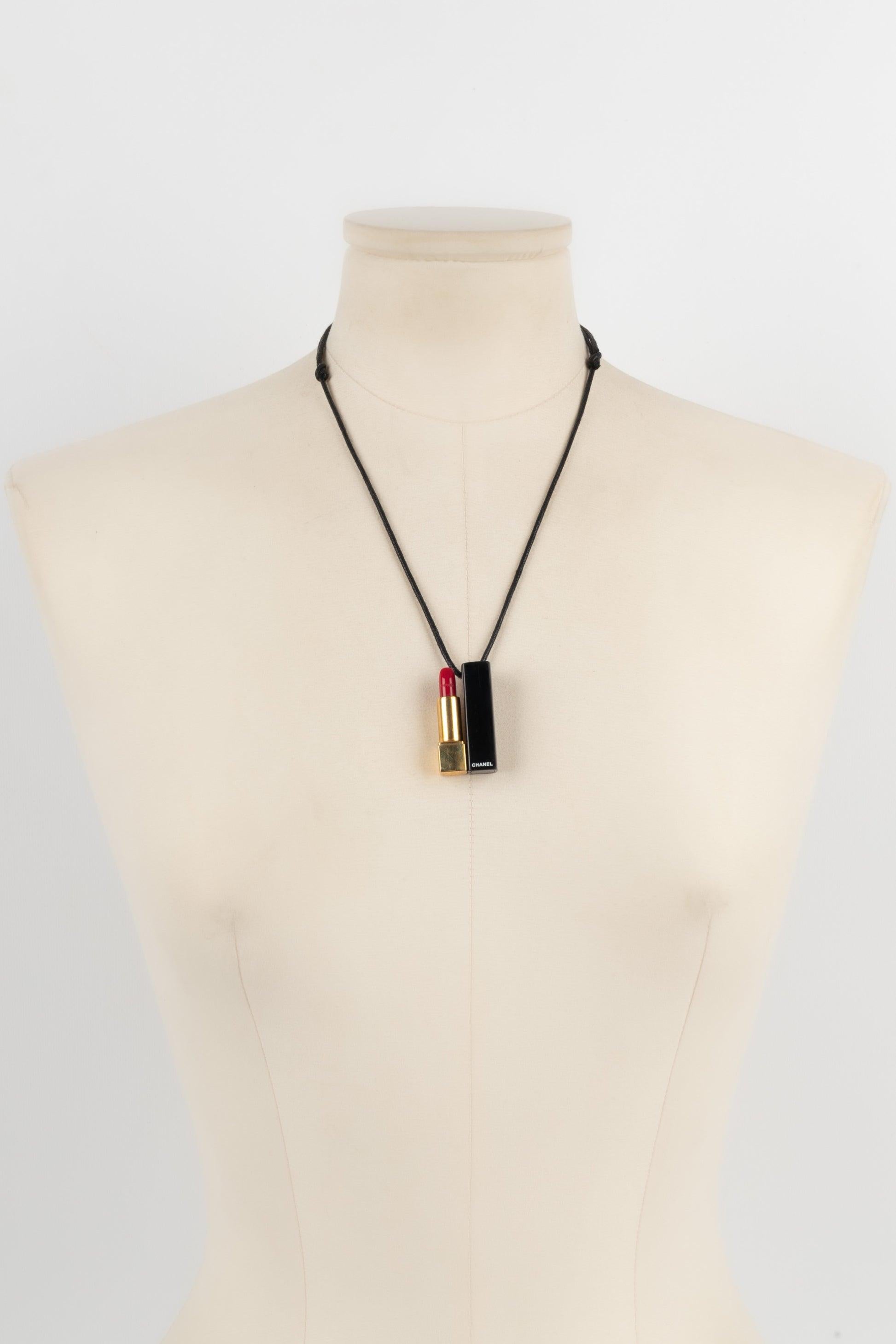 Chanel - Collar con colgante de metal dorado y resina. Joyas procedentes de las ventas del personal.

Más información:
Estado: Muy buen estado
Dimensiones: Longitud: de 37 cm a 66,5 cm

Referencia del vendedor: CB257