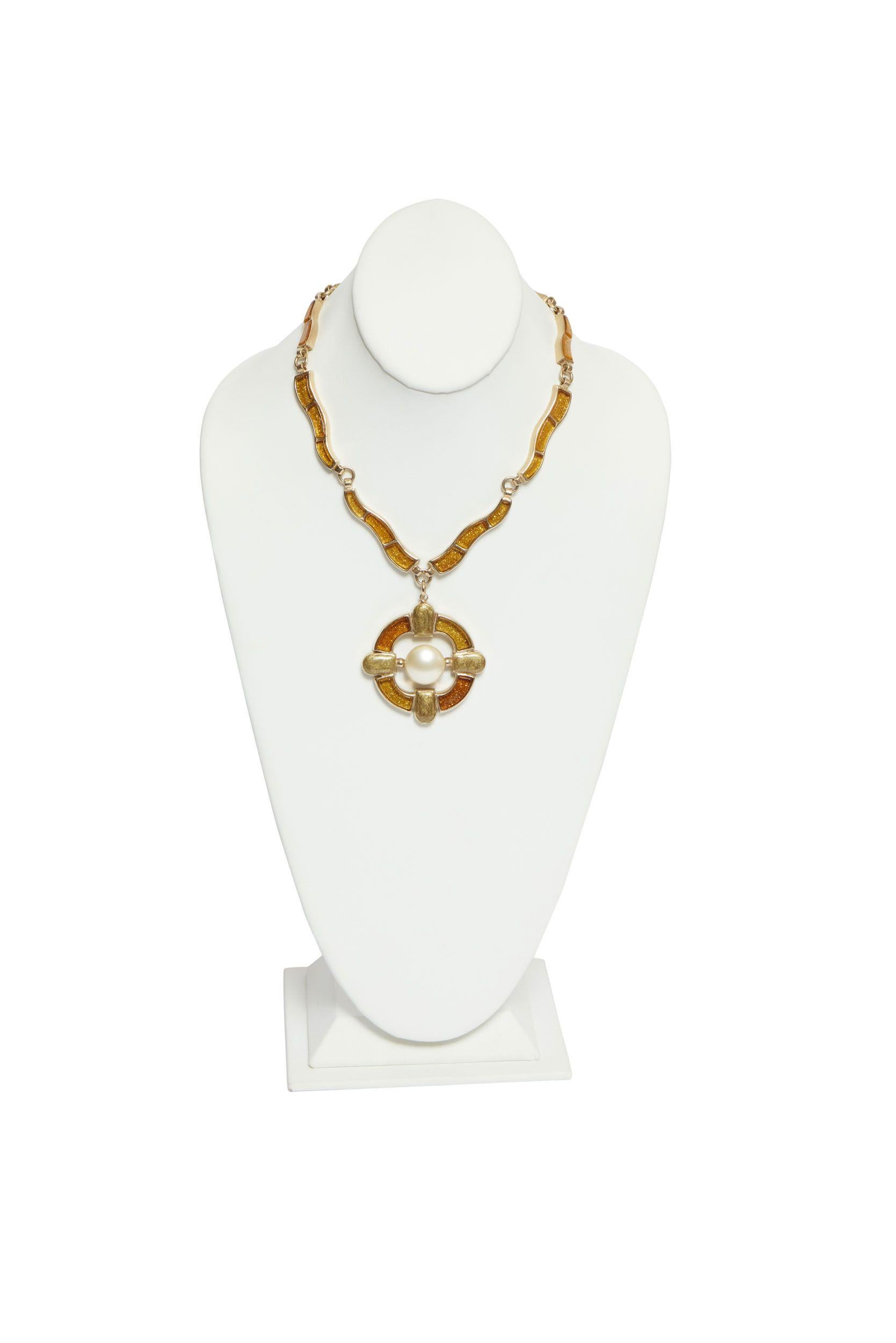 Chanel gripoix maltese cross pendant necklace. Collection autumn 2007. Pendant D. 2.5