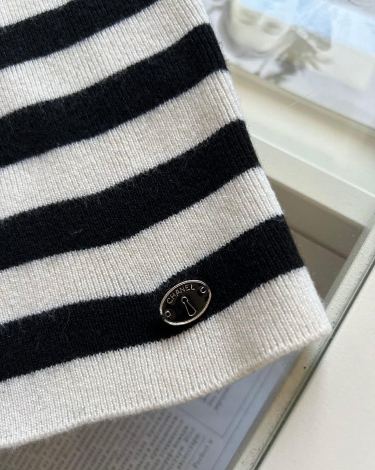 Charming Chanel striped cashmere jumper with CC logo charm at waist.
Size mark 40 FR. Pristine condition.