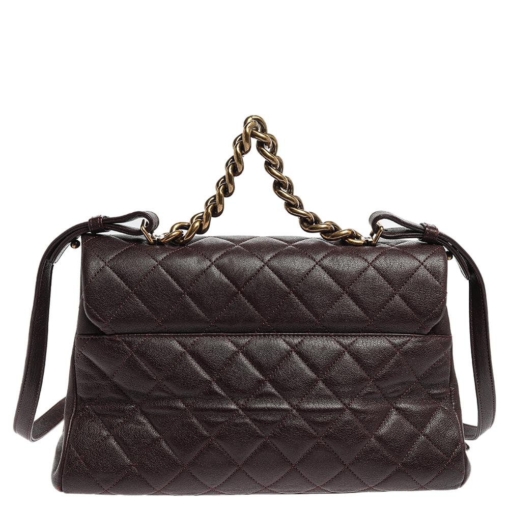 This Trapezio lap bag from Chanel is truly timeless, extremely desirable, and utterly high on style. The burgundy beauty is crafted from leather in the signature quilt and enhanced with gold-tone hardware. The bag flaunts a top chain-link handle and