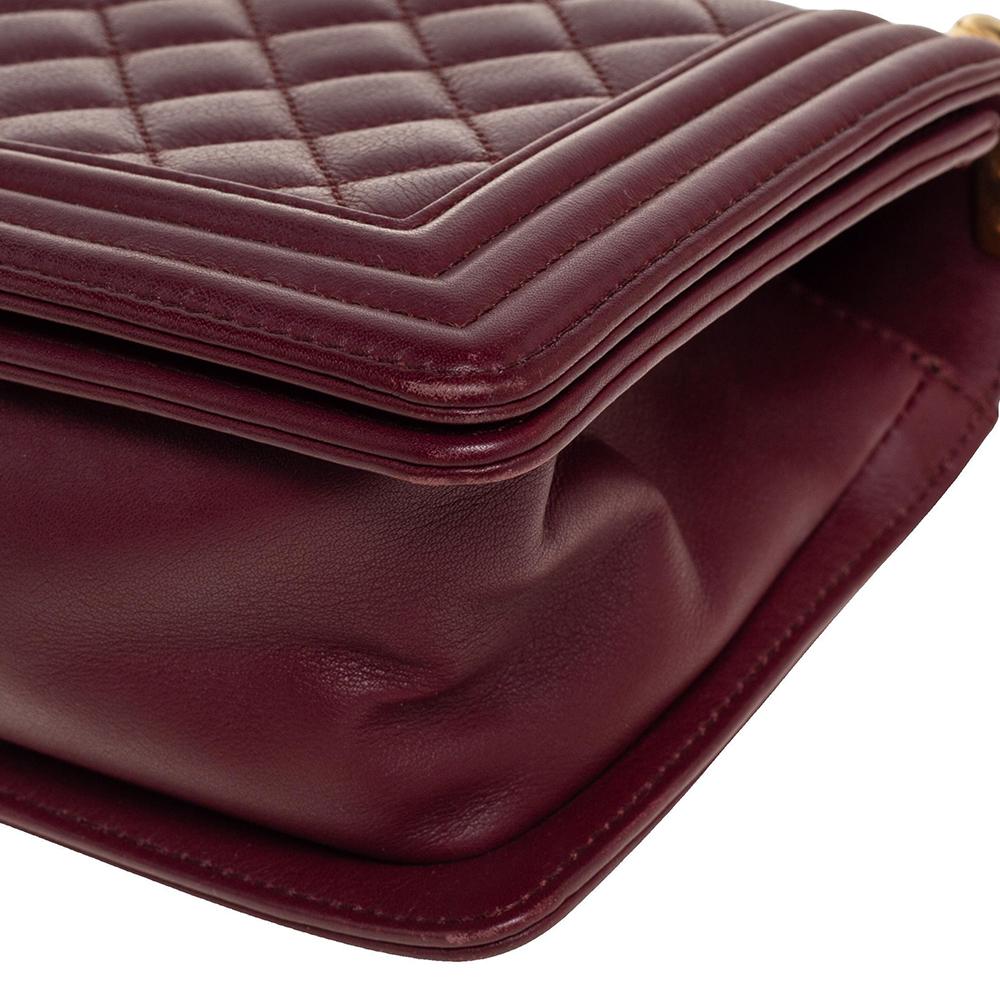 Chanel Maroon Gesteppte Leder Tasche Medium Boy 6