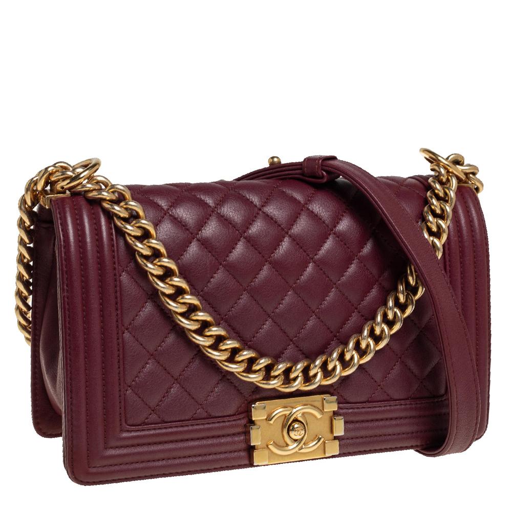 Chanel Maroon Gesteppte Leder Tasche Medium Boy im Zustand „Gut“ in Dubai, Al Qouz 2