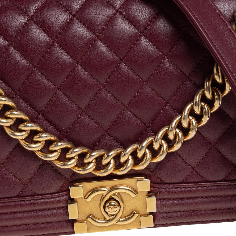 Chanel Maroon Gesteppte Leder Tasche Medium Boy 4