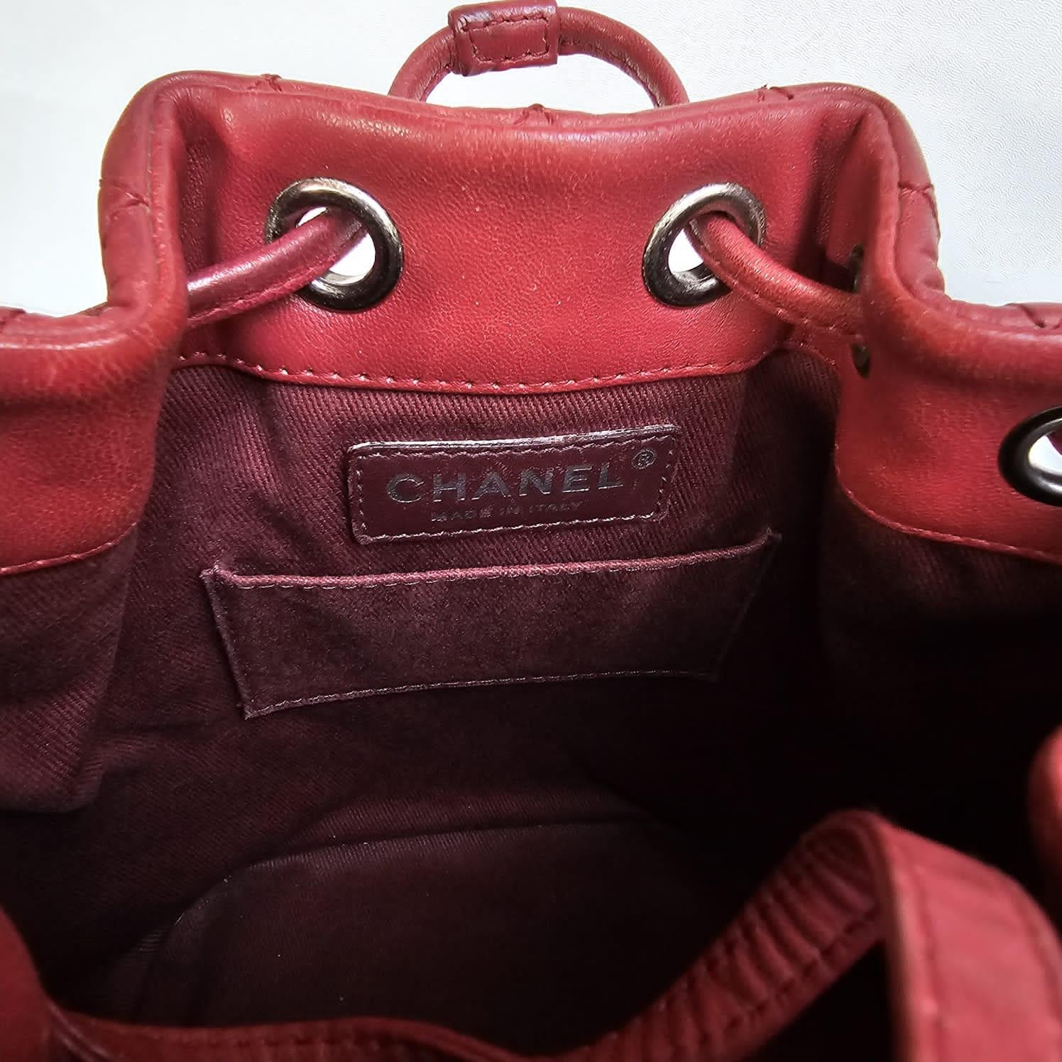Chanel Maroon Small Drawstring Crossbody Bag In Good Condition For Sale In Jakarta, Daerah Khusus Ibukota Jakarta