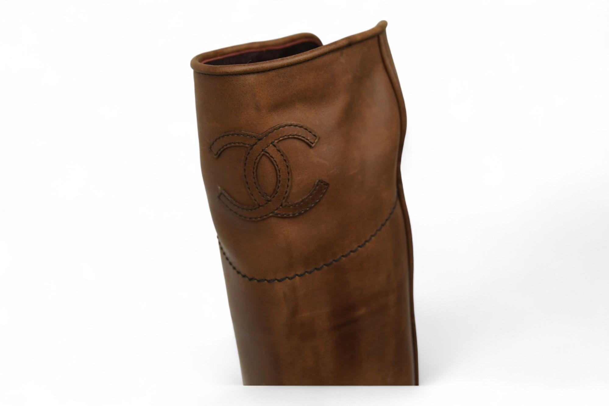 Marron Chanel - Bottes hautes en cuir marron clair  Taille 6 US en vente