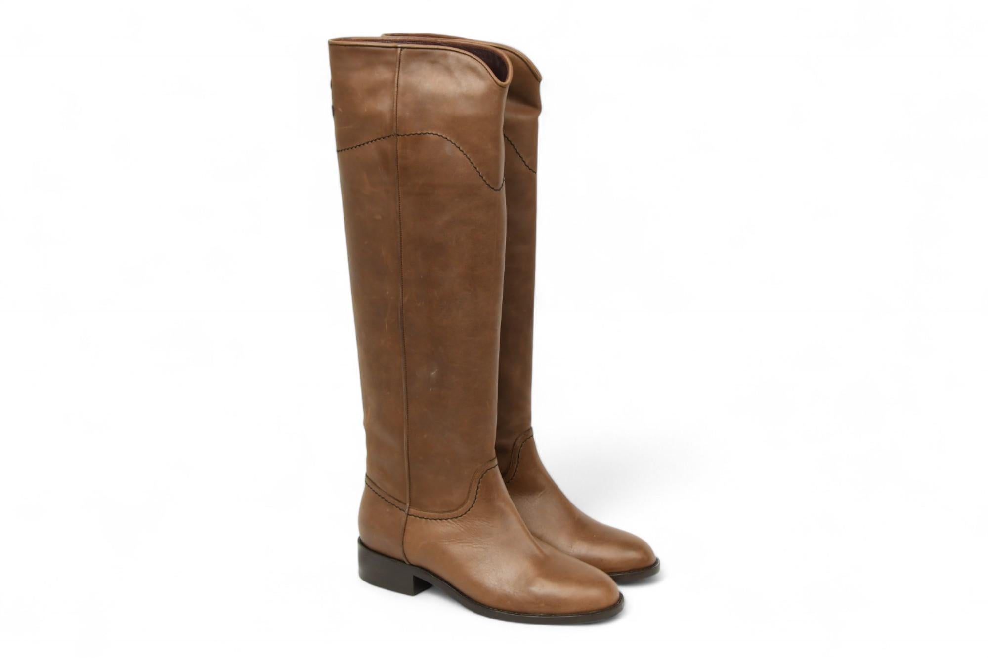 Chanel - Bottes hautes en cuir marron clair  Taille 6 US Neuf - En vente à West Hartford, CT