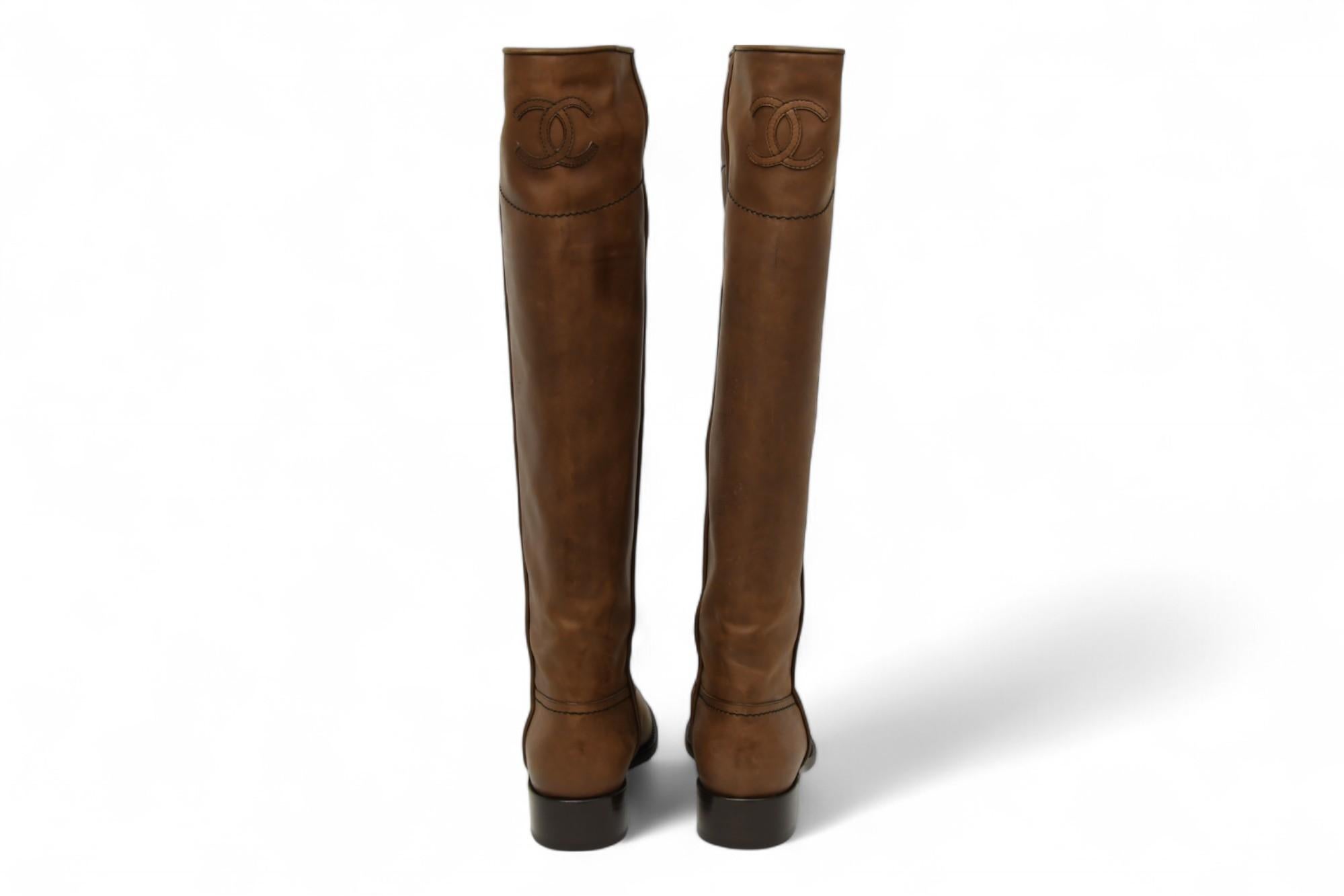 Chanel - Bottes hautes en cuir marron clair  Taille 6 US Pour femmes en vente