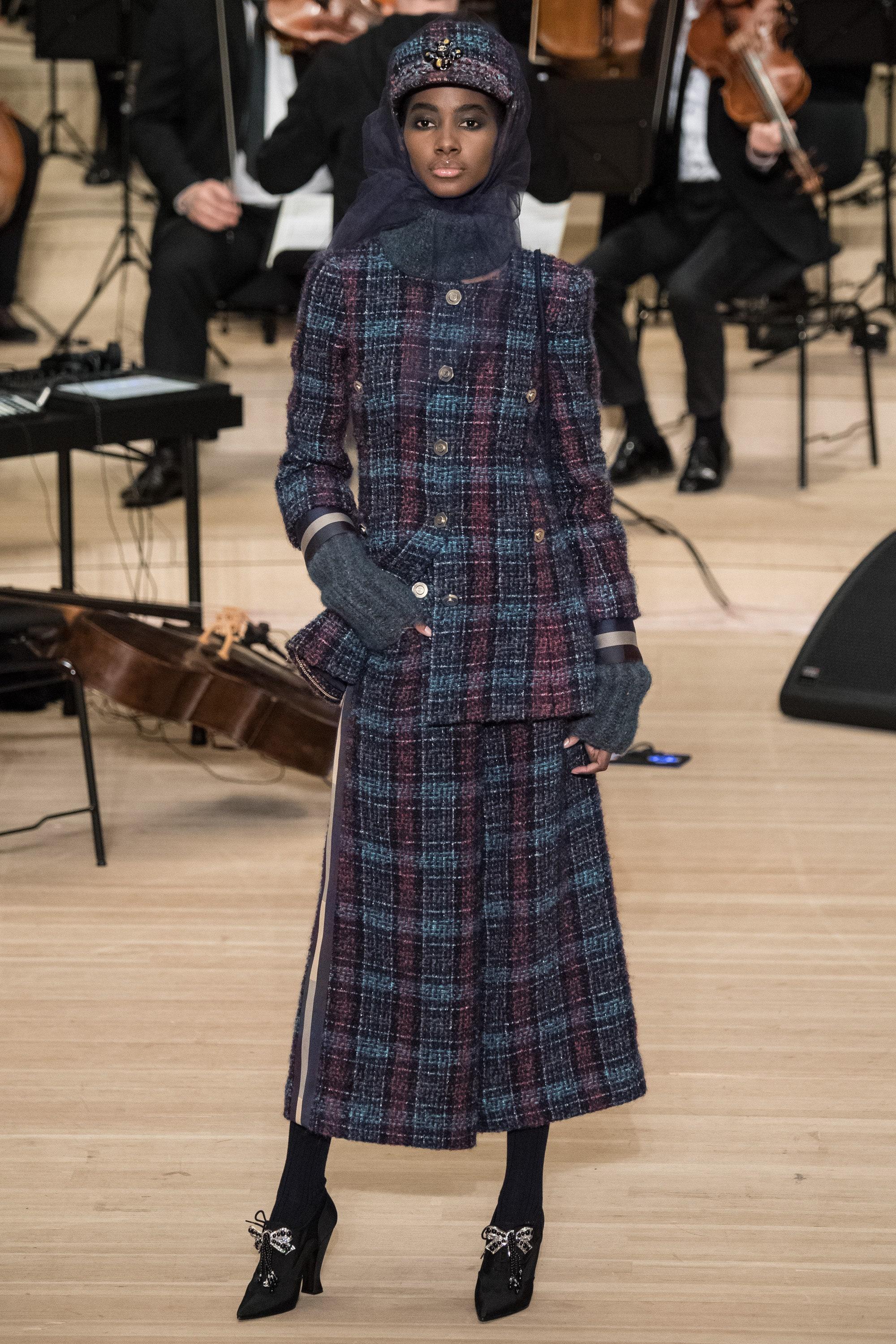 
Marvellous Chanel tweed jacket ~ from Runway of Paris / HAMBURG Collection, 2018 Metiers d'Art by Maestro Lagerfeld
- made of precious Lesage tweed mohair tweed in blue and purple with interwoven silver threads ~ colours and detail like a