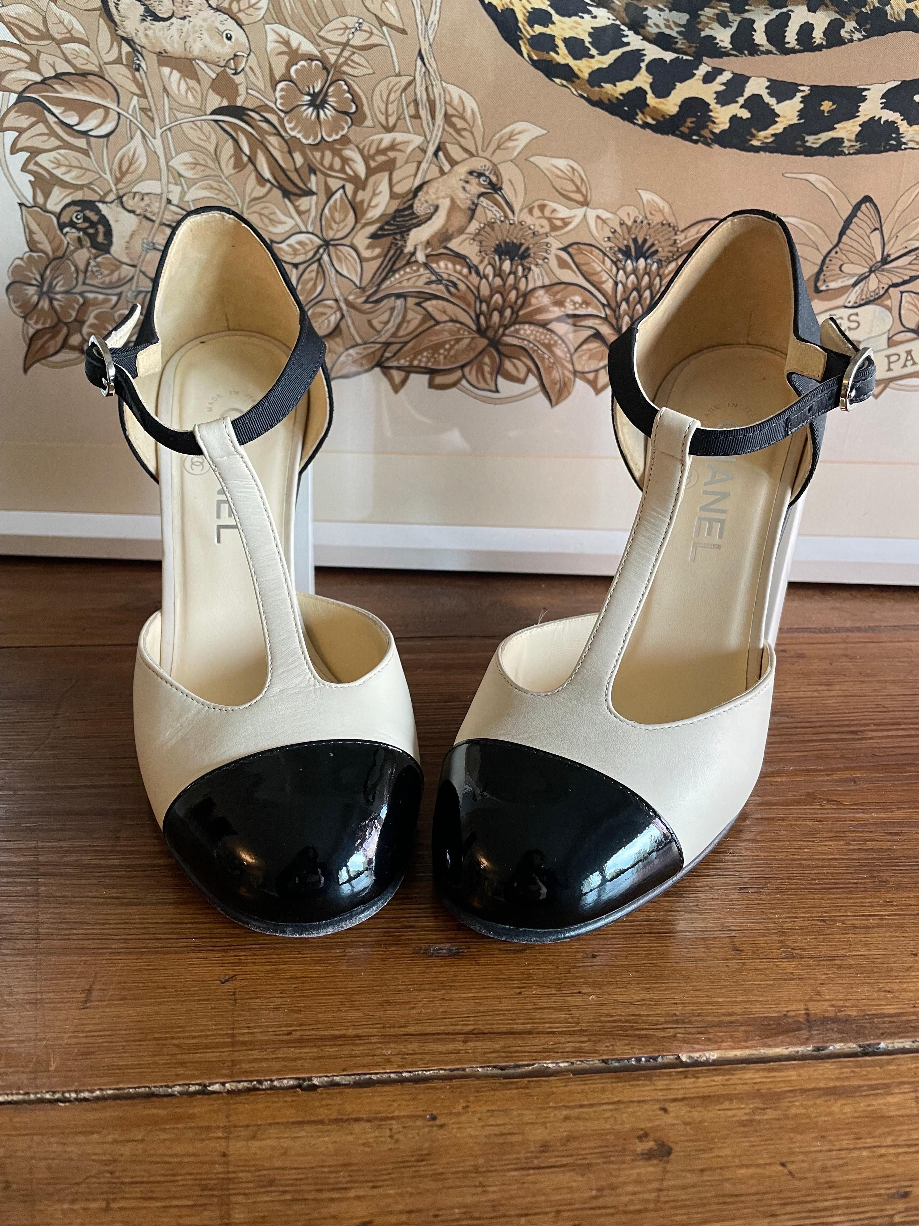 Chanel Mary Jane leather shoes. In Good Condition In Carnate, IT