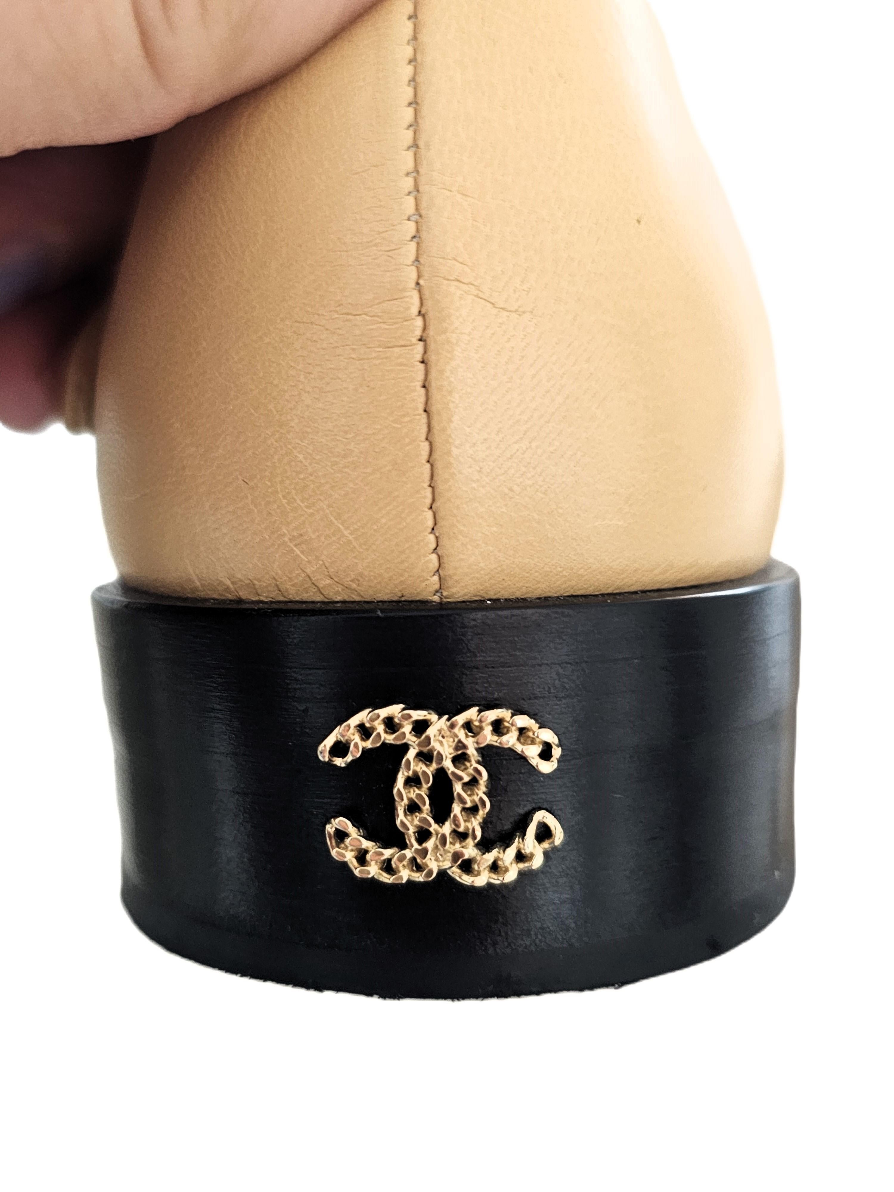 Chanel Mary Janes Chaussures ouvertes Beige Noir taille 42 avec CC doré en vente 6